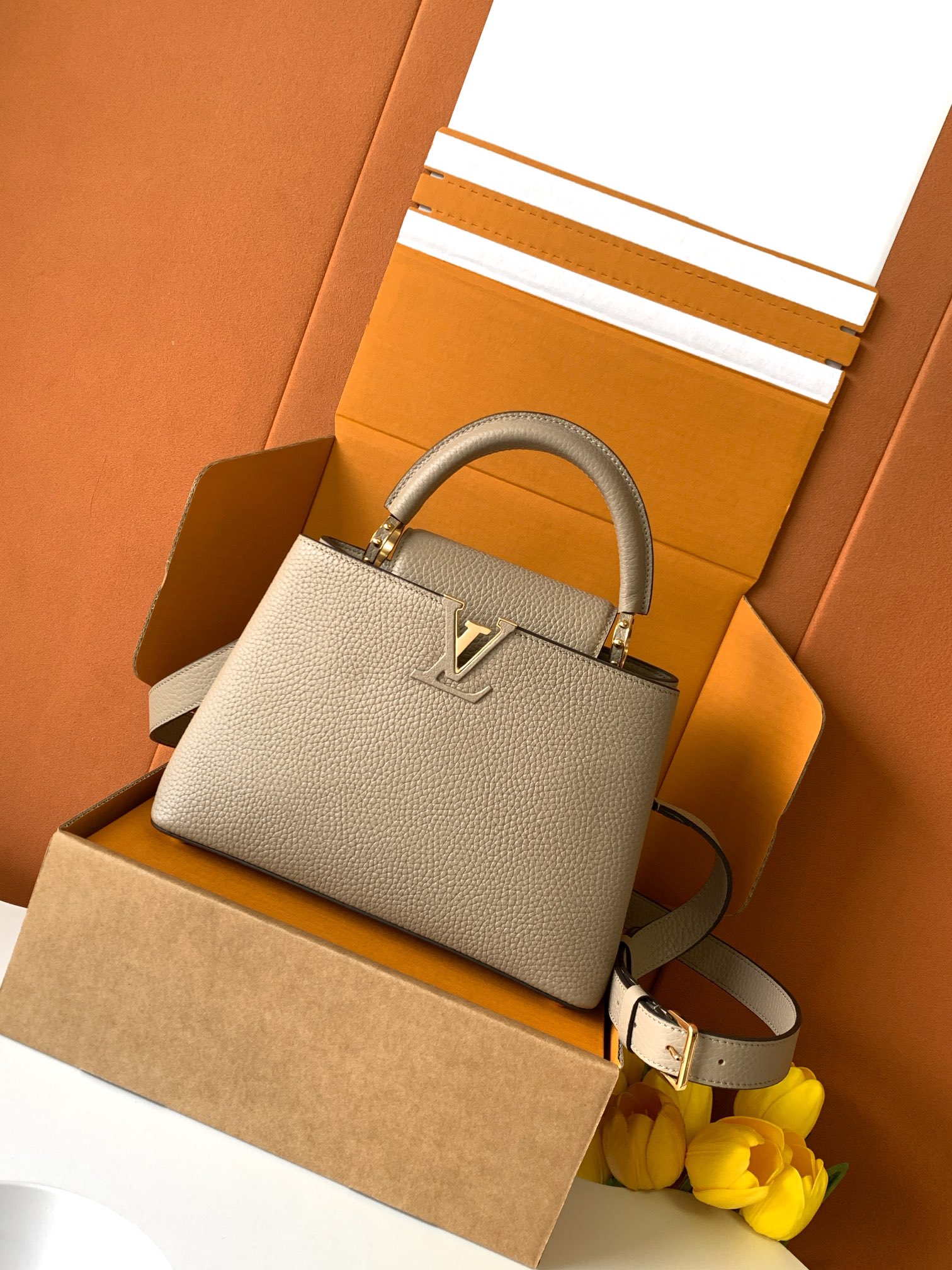 【特级MB新版芯片原厂皮】Capucines 迷你 大象灰金型号：M24728材料：A级全钢五金，进口牛