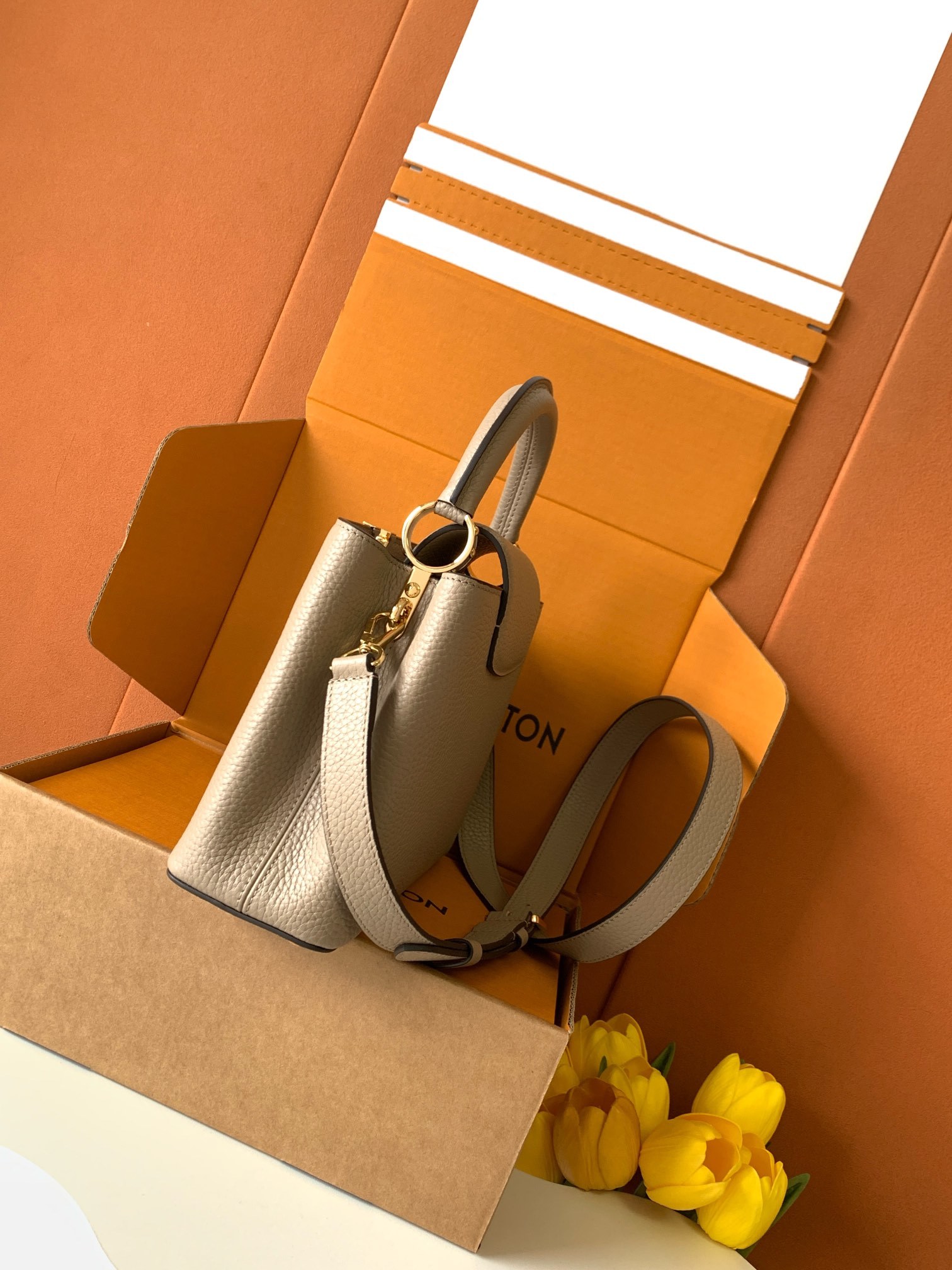 【特级MB新版芯片原厂皮】Capucines 迷你 大象灰金型号:M24728材料:A级全钢五金,进口牛