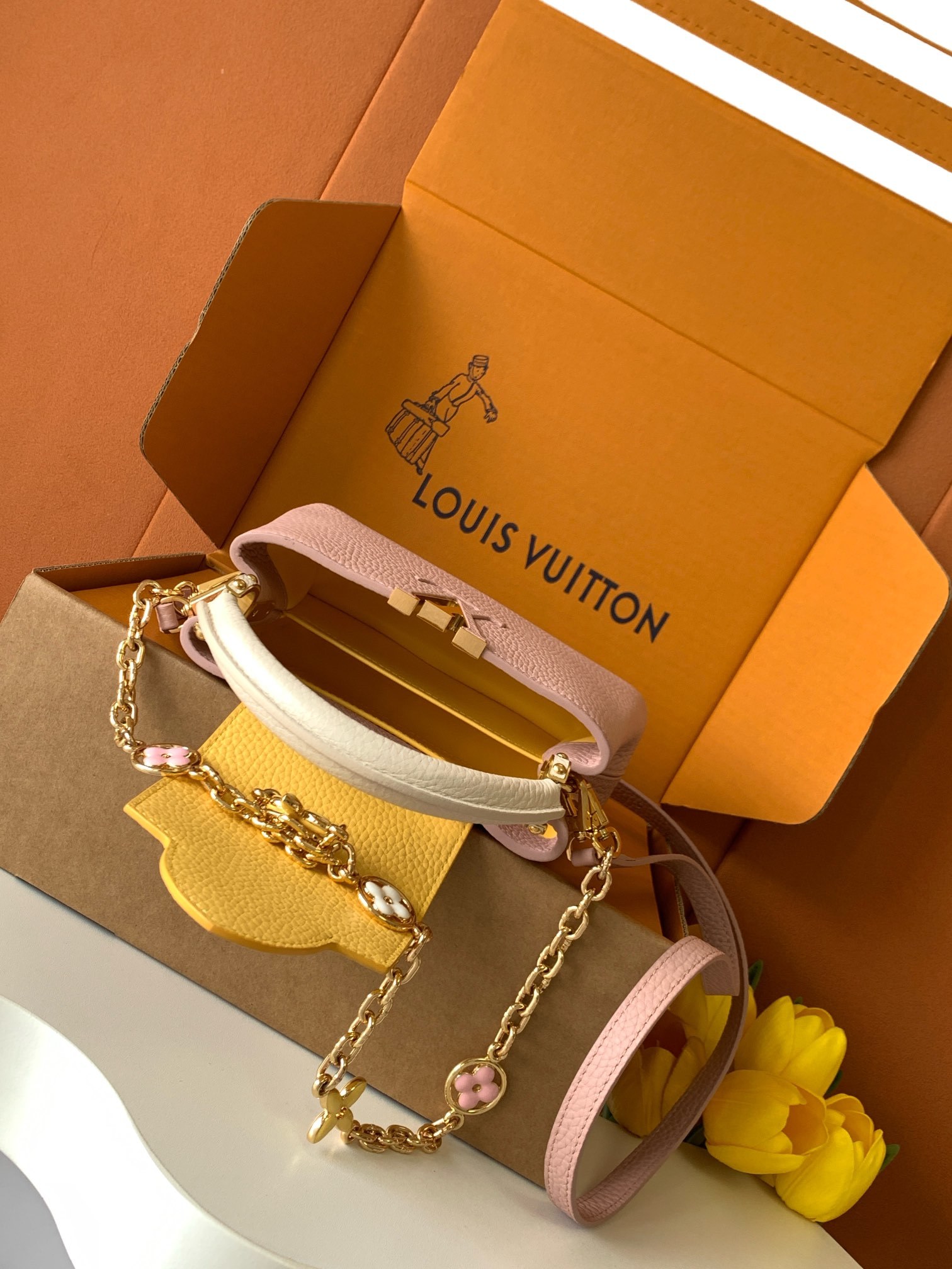 【特级全钢五金💋M20845进口牛皮西柚粉配蛋黄金卉三拼】本款 Capucines 迷你手袋展现柔婉之美