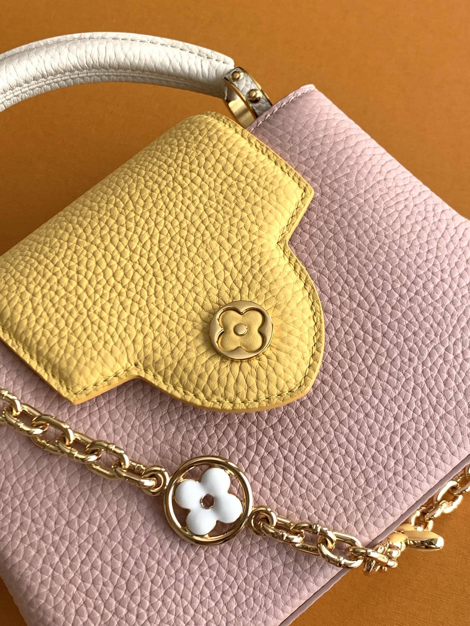 【特级全钢五金💋M20845进口牛皮西柚粉配蛋黄金卉三拼】本款 Capucines 迷你手袋展现柔婉之美