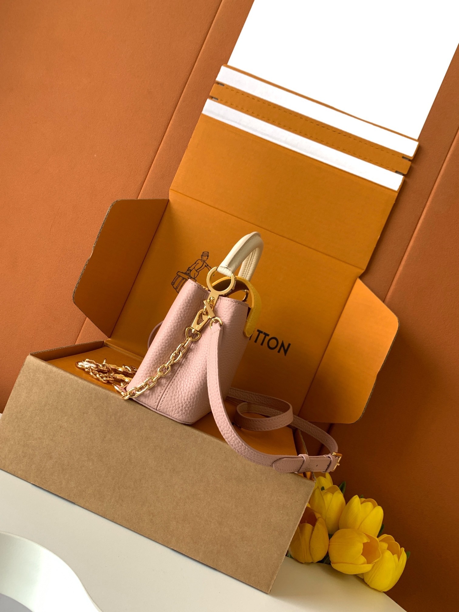 【特级全钢五金💋M20845进口牛皮西柚粉配蛋黄金卉三拼】本款 Capucines 迷你手袋展现柔婉之美