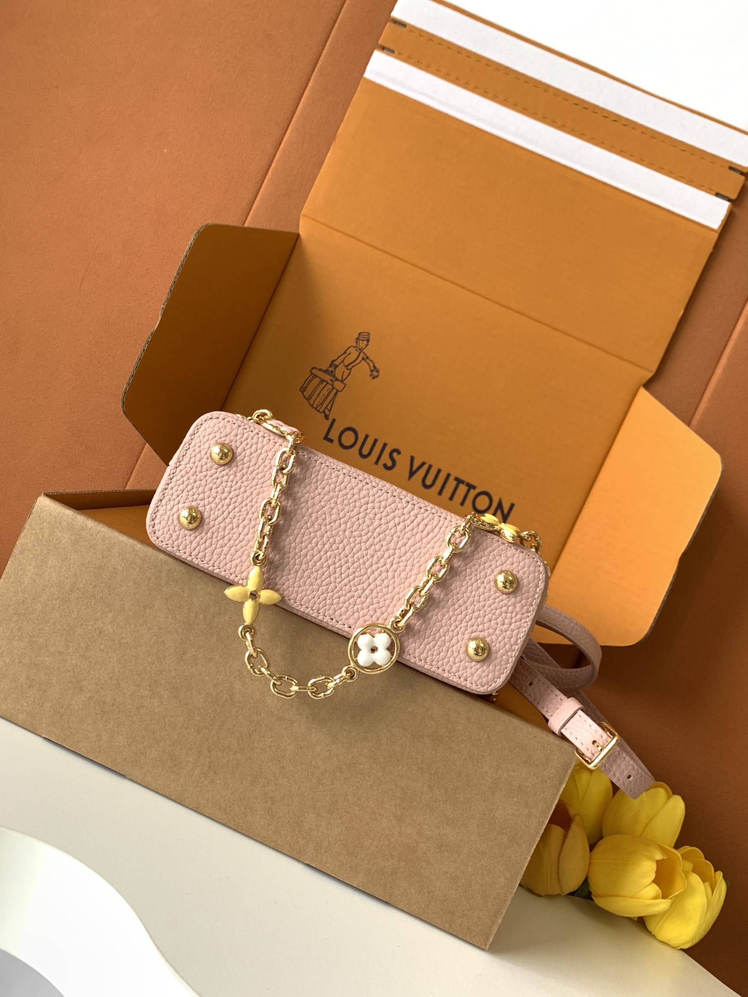 【特级全钢五金💋M20845进口牛皮西柚粉配蛋黄金卉三拼】本款 Capucines 迷你手袋展现柔婉之美