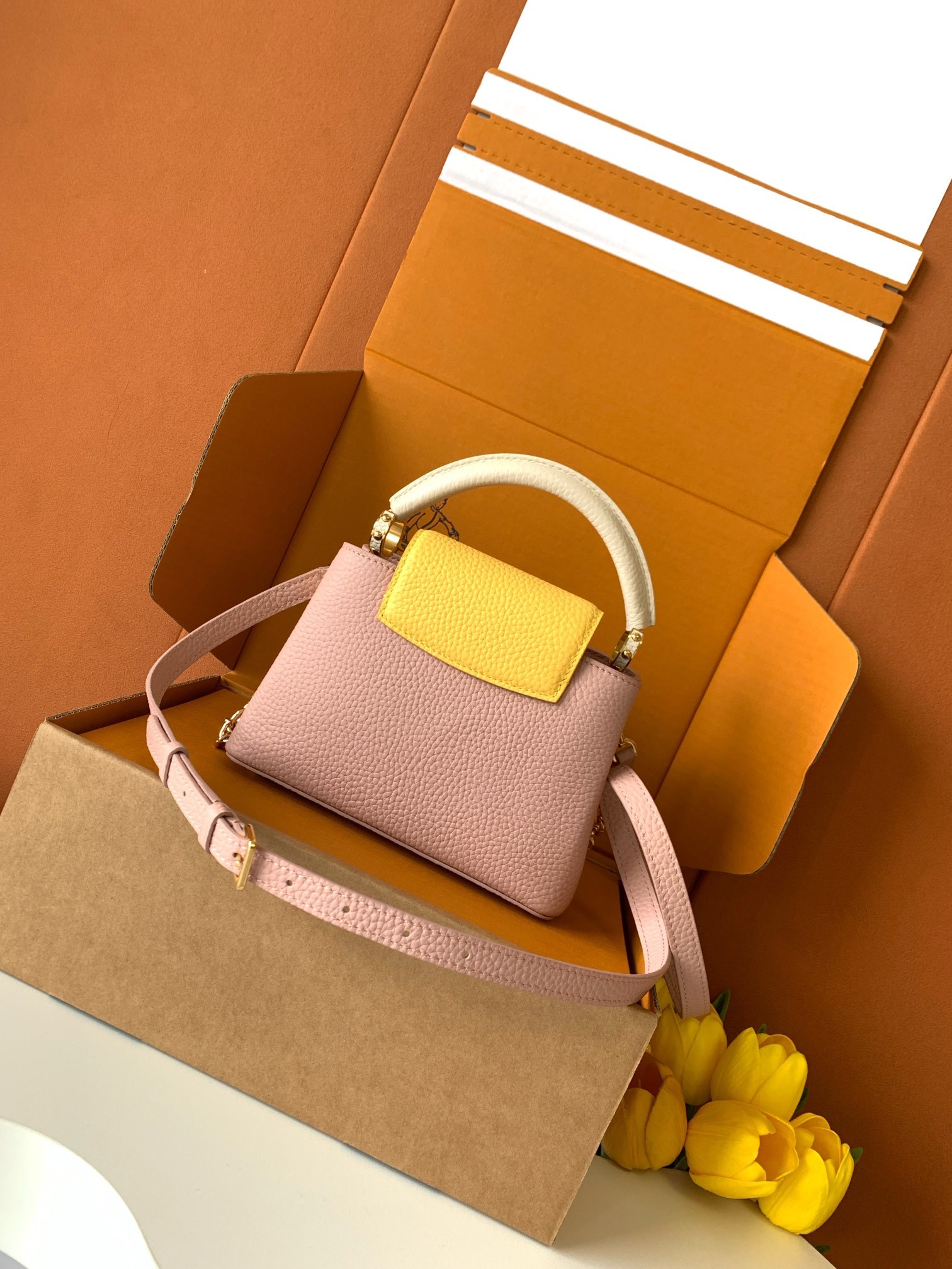 【特级全钢五金💋M20845进口牛皮西柚粉配蛋黄金卉三拼】本款 Capucines 迷你手袋展现柔婉之美