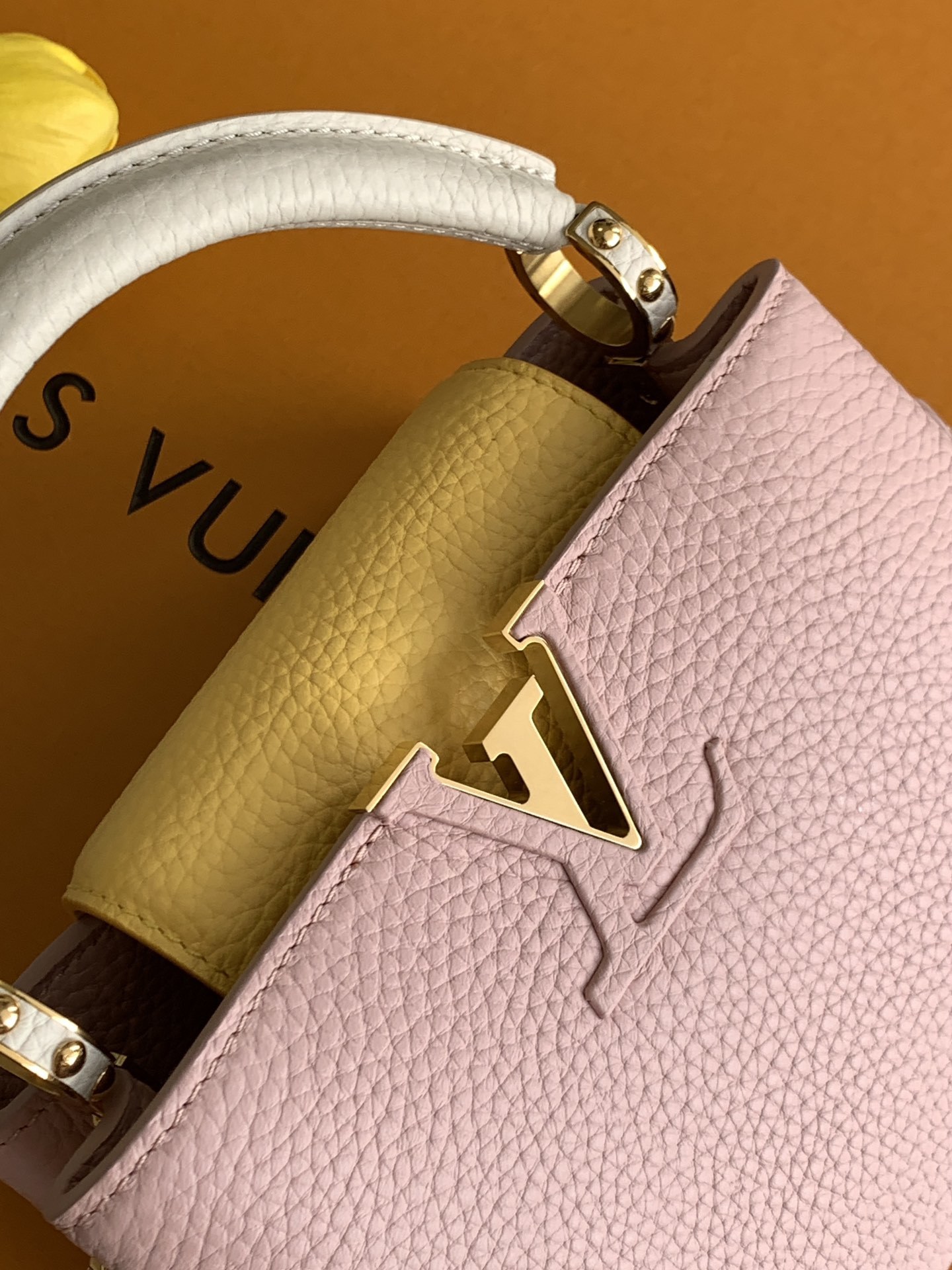 【特级全钢五金💋M20845进口牛皮西柚粉配蛋黄金卉三拼】本款 Capucines 迷你手袋展现柔婉之美