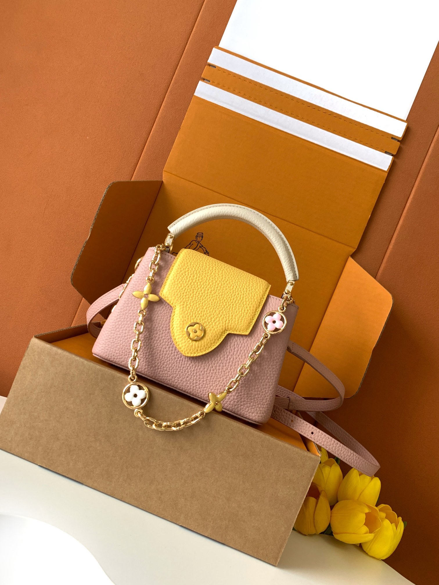 【特级全钢五金💋M20845进口牛皮西柚粉配蛋黄金卉三拼】本款 Capucines 迷你手袋展现柔婉之美