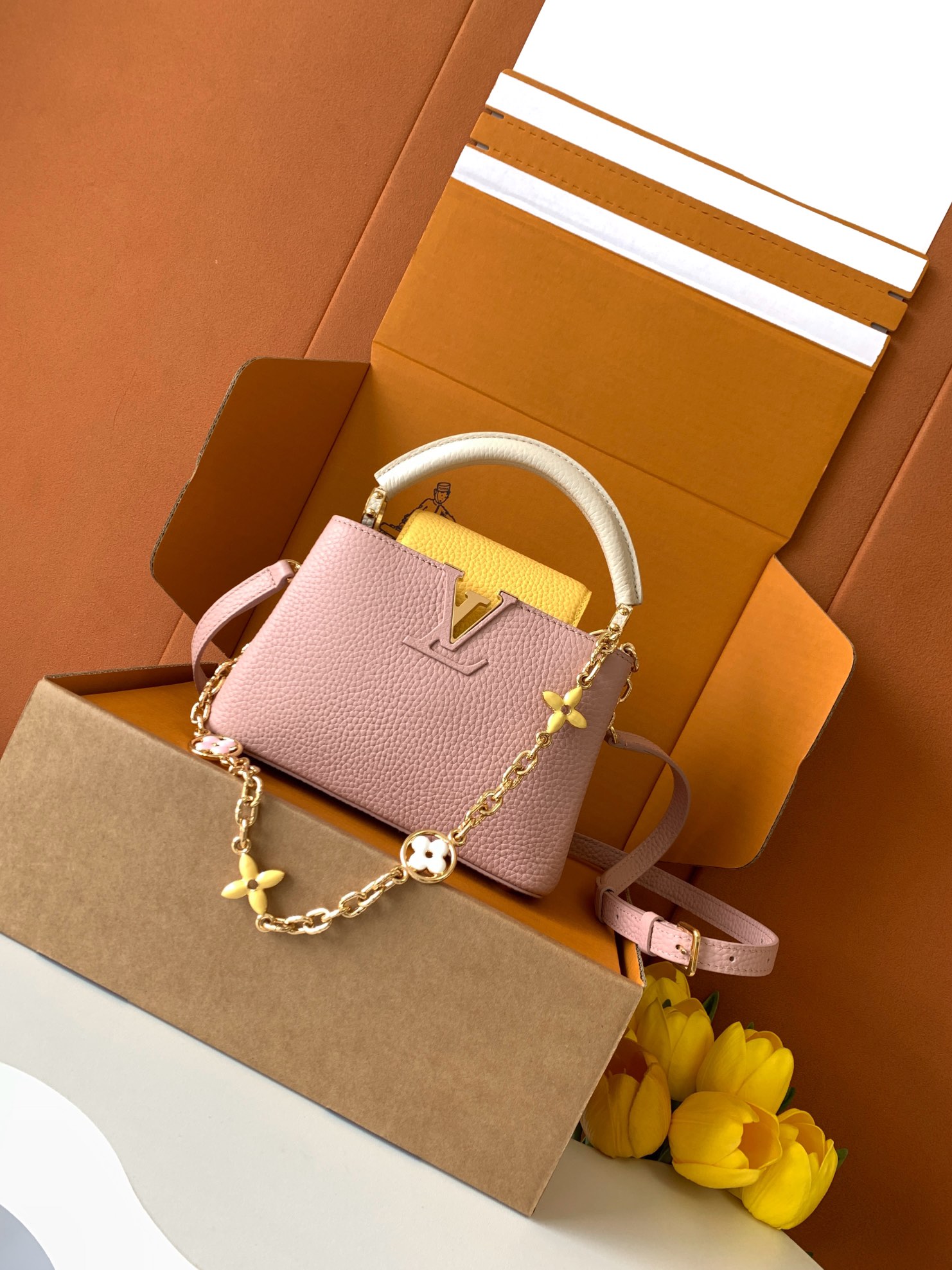 【特级全钢五金💋M20845进口牛皮西柚粉配蛋黄金卉三拼】本款 Capucines 迷你手袋展现柔婉之美