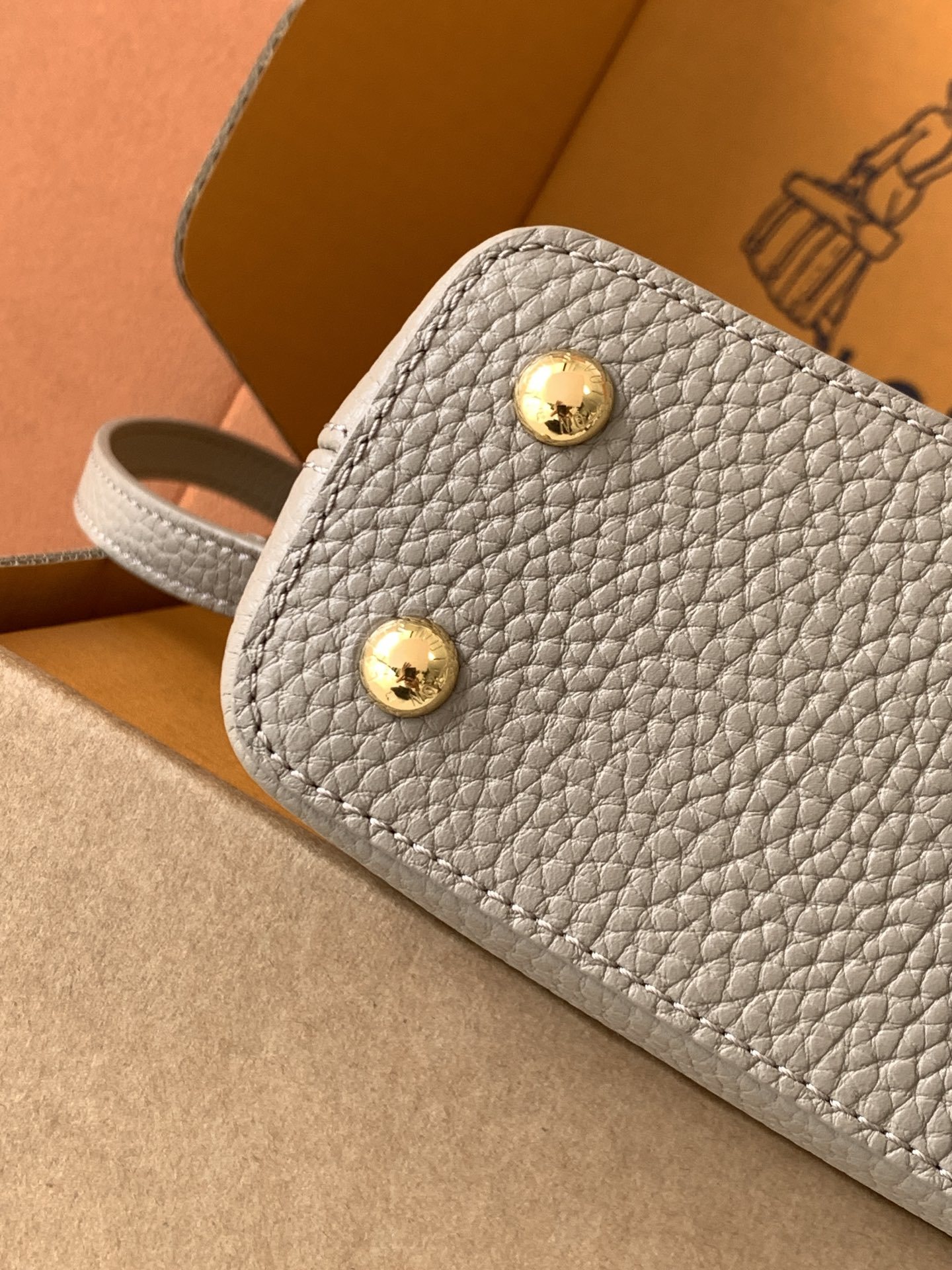 【特级全钢】Capucines 迷你 大象灰色金型号:M23943材料:全钢五金,进口牛皮包装:全套原厂