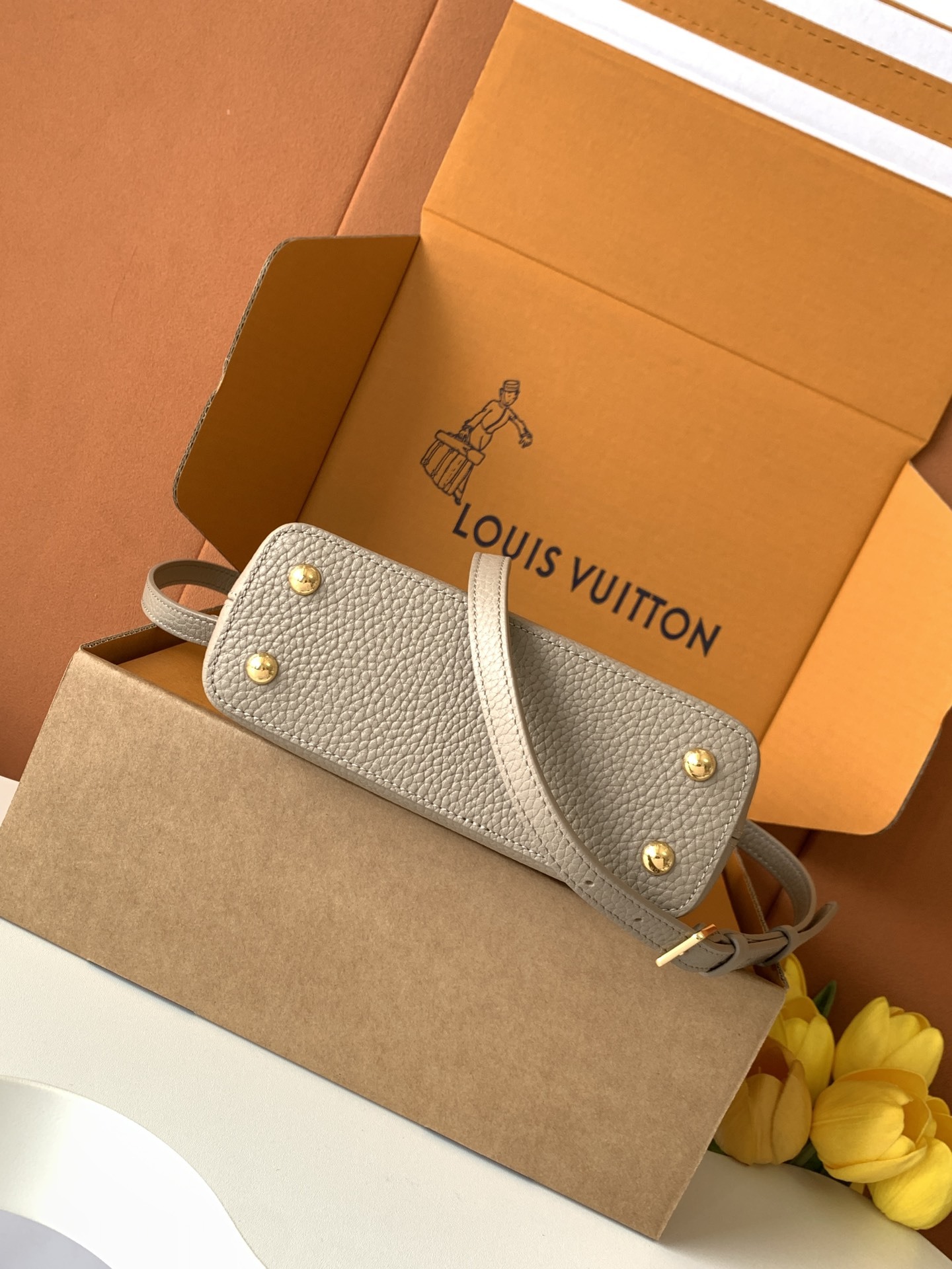 【特级全钢】Capucines 迷你 大象灰色金型号:M23943材料:全钢五金,进口牛皮包装:全套原厂