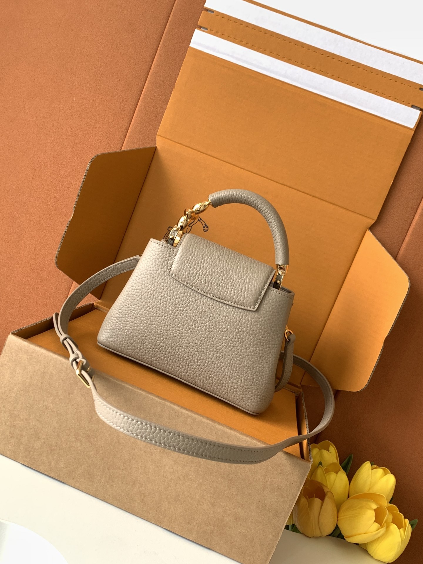 【特级全钢】Capucines 迷你 大象灰色金型号:M23943材料:全钢五金,进口牛皮包装:全套原厂