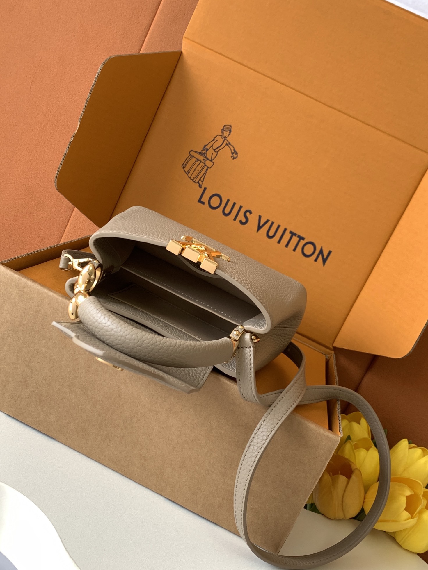 【特级全钢】Capucines 迷你 大象灰色金型号:M23943材料:全钢五金,进口牛皮包装:全套原厂