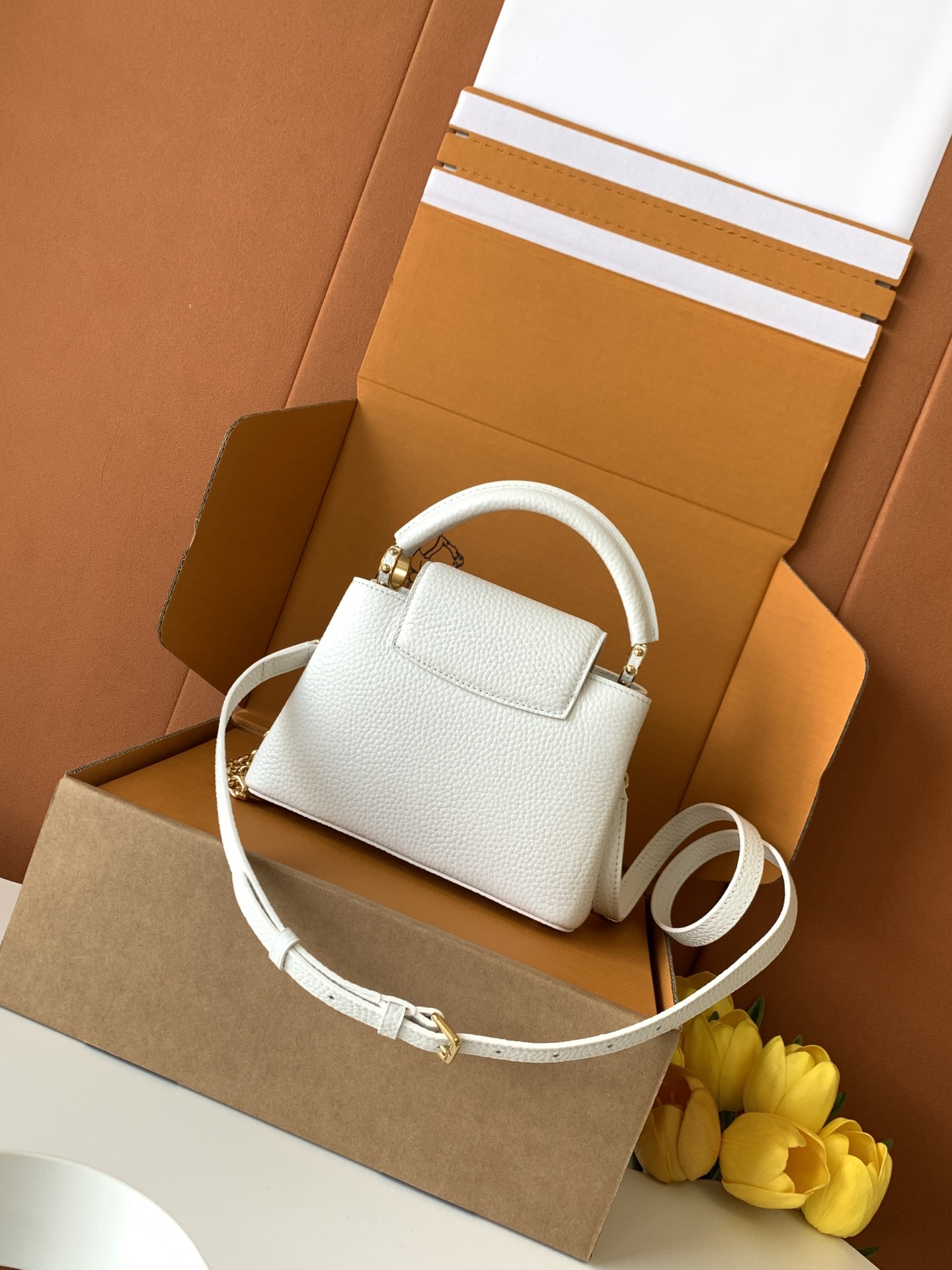 【特级全钢五金💋M20845进口牛皮白色金扣】本款 Capucines 迷你手袋展现柔婉之美:Tauri