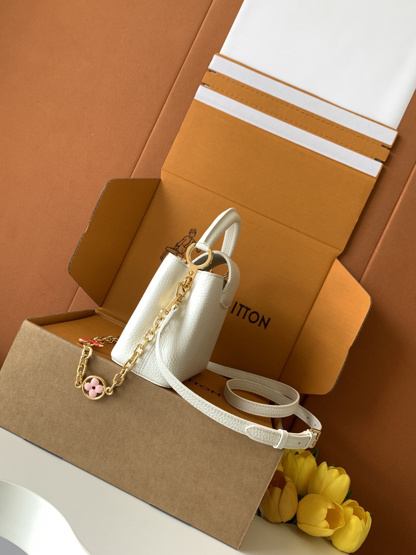 【特级全钢五金💋M20845进口牛皮白色金扣】本款 Capucines 迷你手袋展现柔婉之美:Tauri