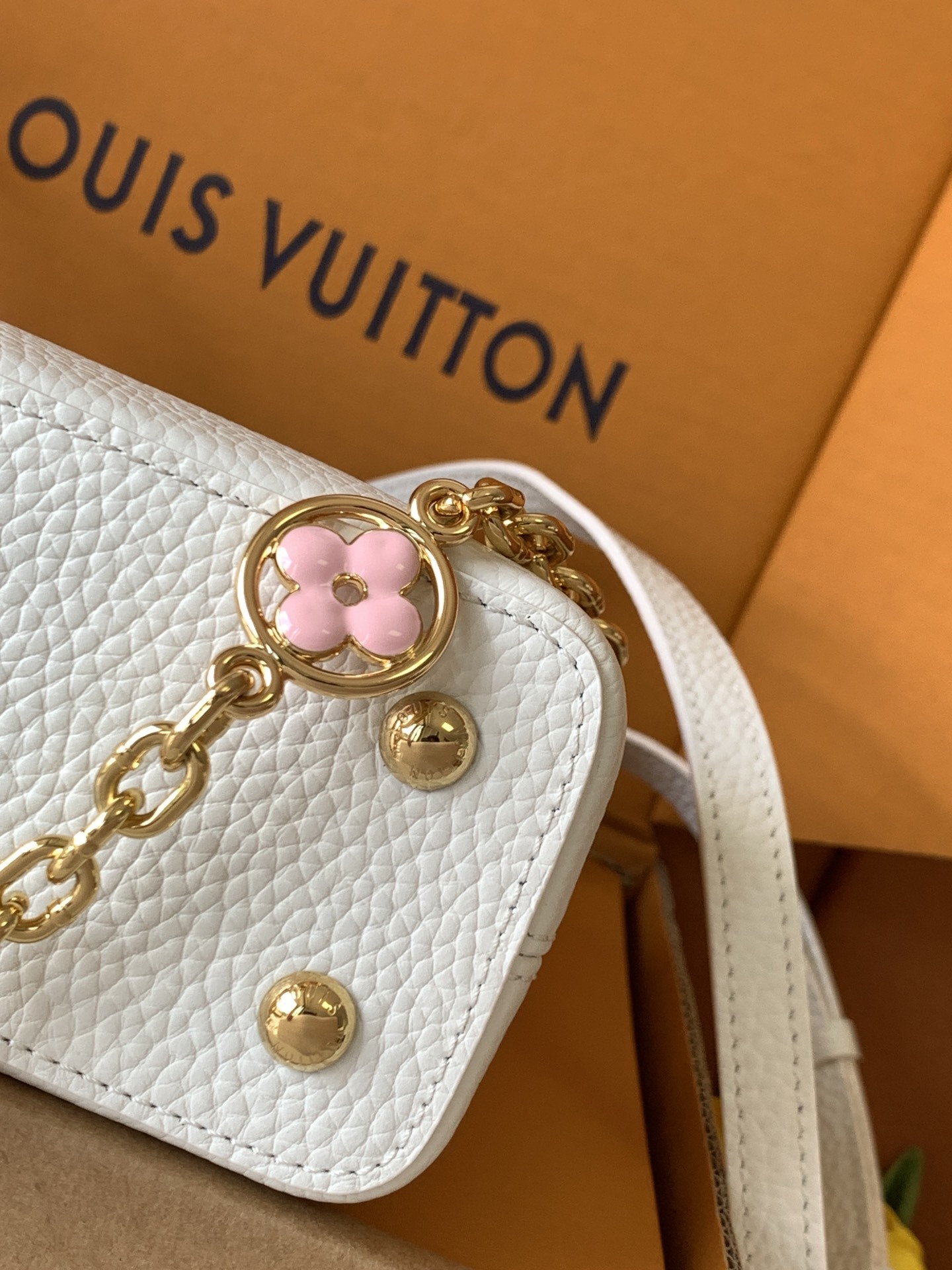 【特级全钢五金💋M20845进口牛皮白色金扣】本款 Capucines 迷你手袋展现柔婉之美:Tauri