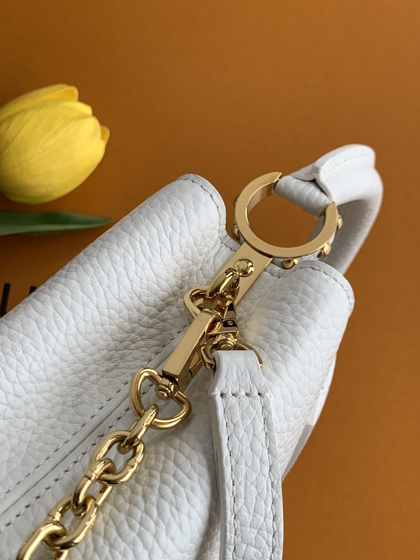 【特级全钢五金💋M20845进口牛皮白色金扣】本款 Capucines 迷你手袋展现柔婉之美:Tauri