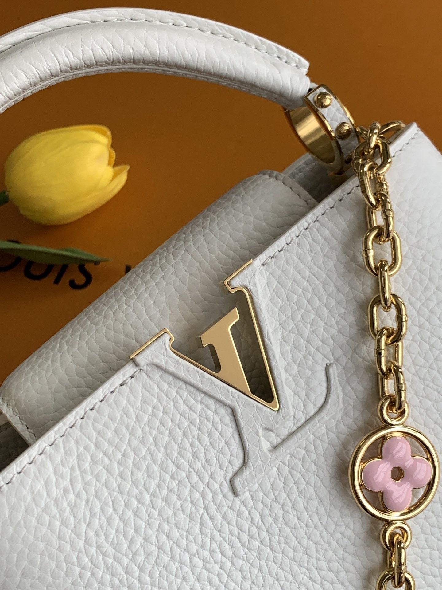 【特级全钢五金💋M20845进口牛皮白色金扣】本款 Capucines 迷你手袋展现柔婉之美:Tauri