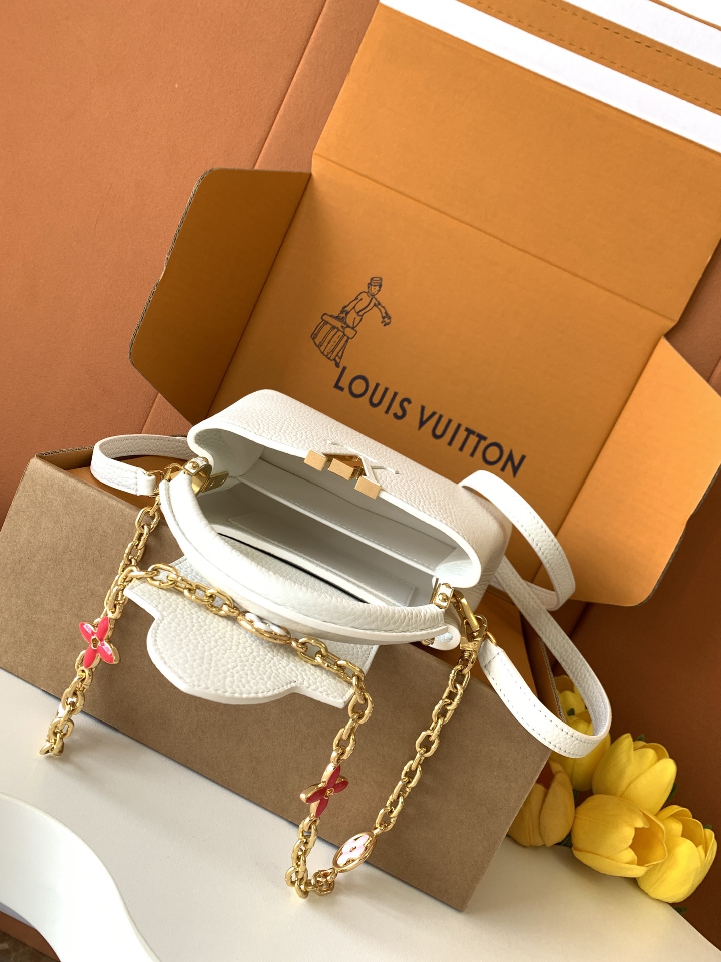 【特级全钢五金💋M20845进口牛皮白色金扣】本款 Capucines 迷你手袋展现柔婉之美:Tauri