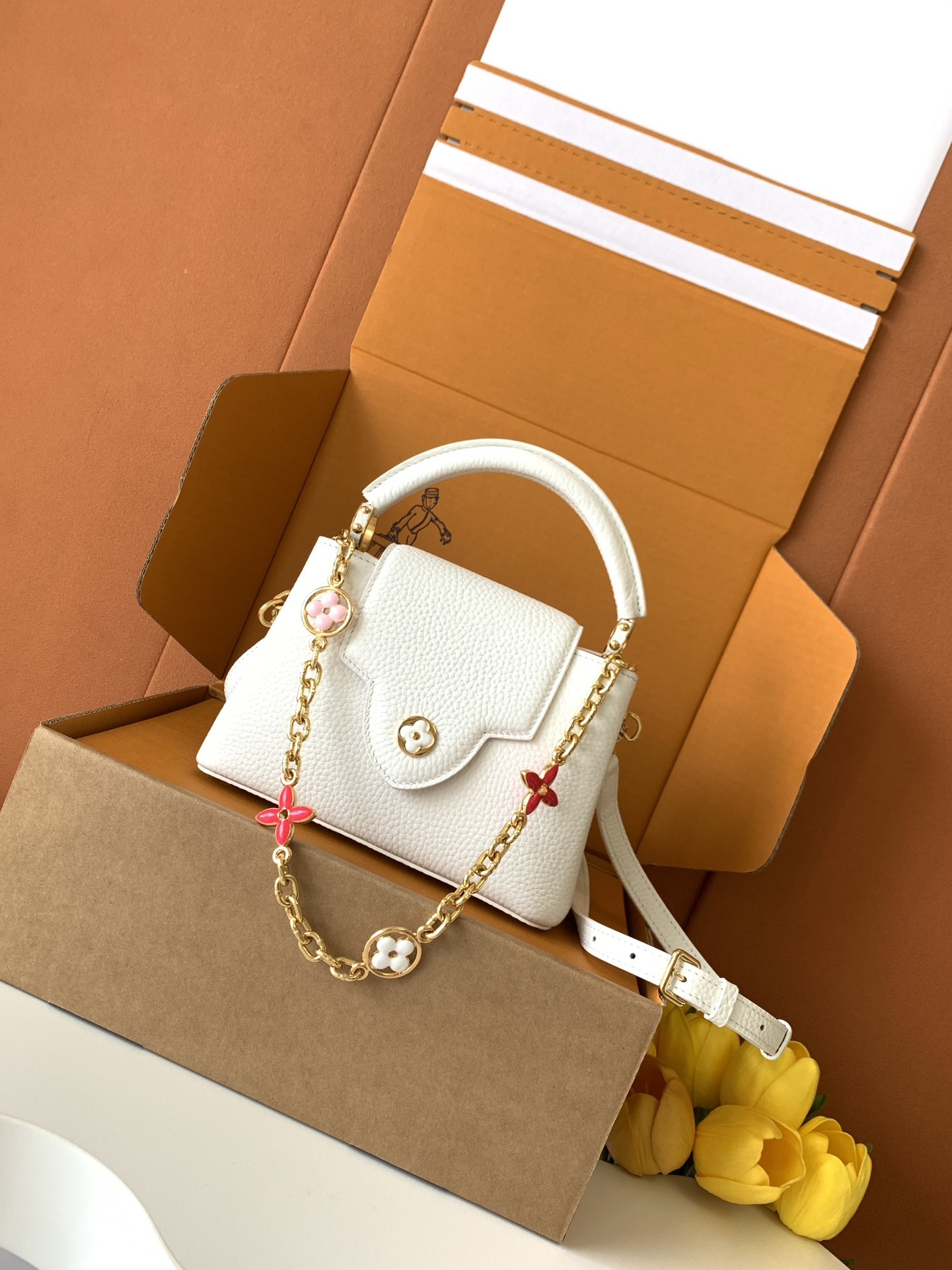 【特级全钢五金💋M20845进口牛皮白色金扣】本款 Capucines 迷你手袋展现柔婉之美:Tauri