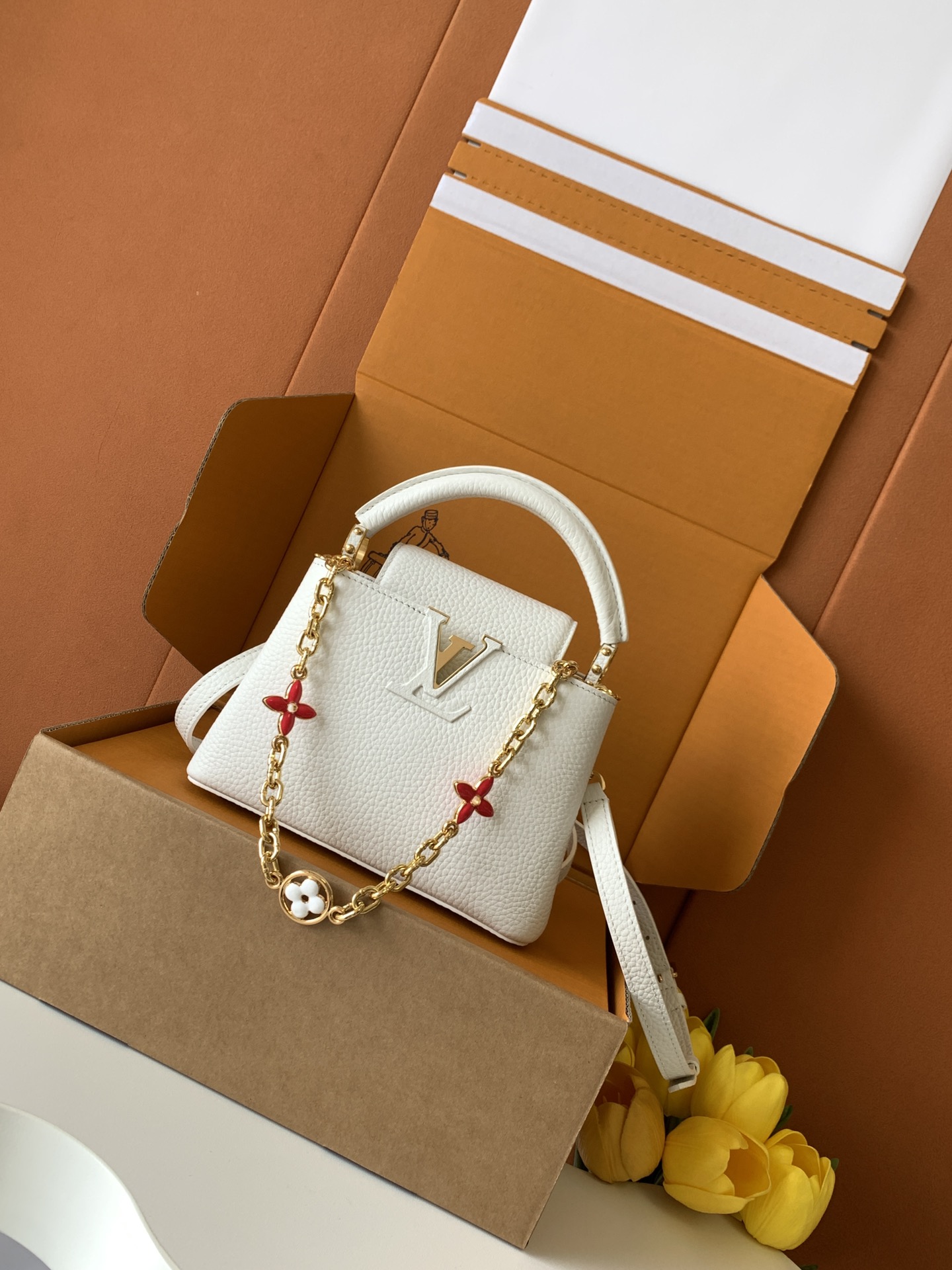 【特级全钢五金💋M20845进口牛皮白色金扣】本款 Capucines 迷你手袋展现柔婉之美：Tauri