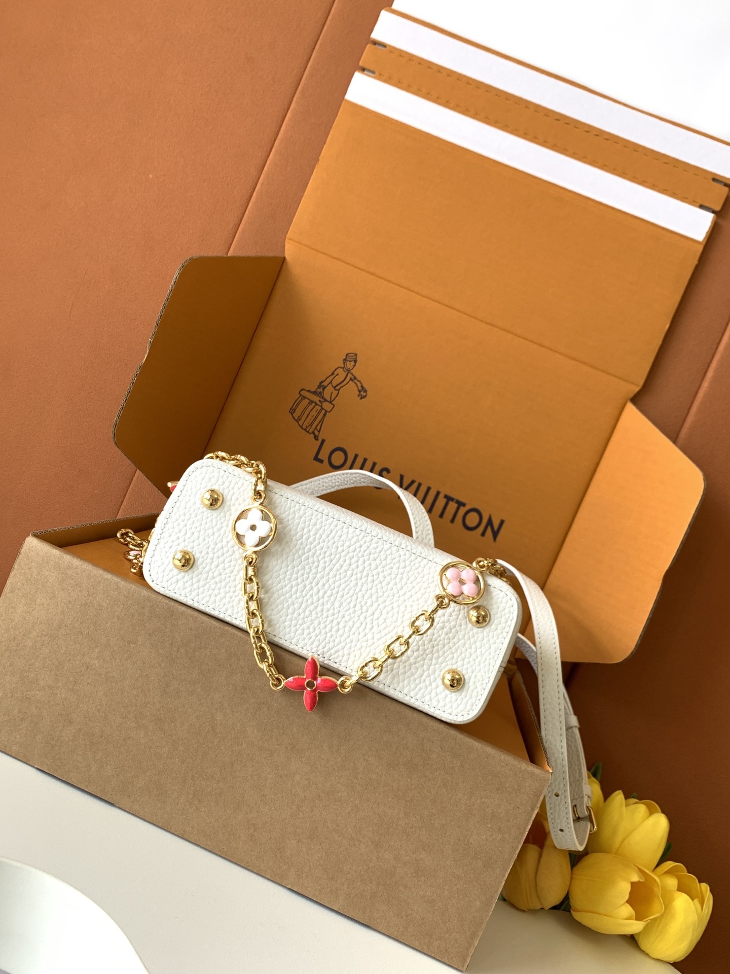 【特级全钢五金💋M20845进口牛皮白色金扣】本款 Capucines 迷你手袋展现柔婉之美:Tauri