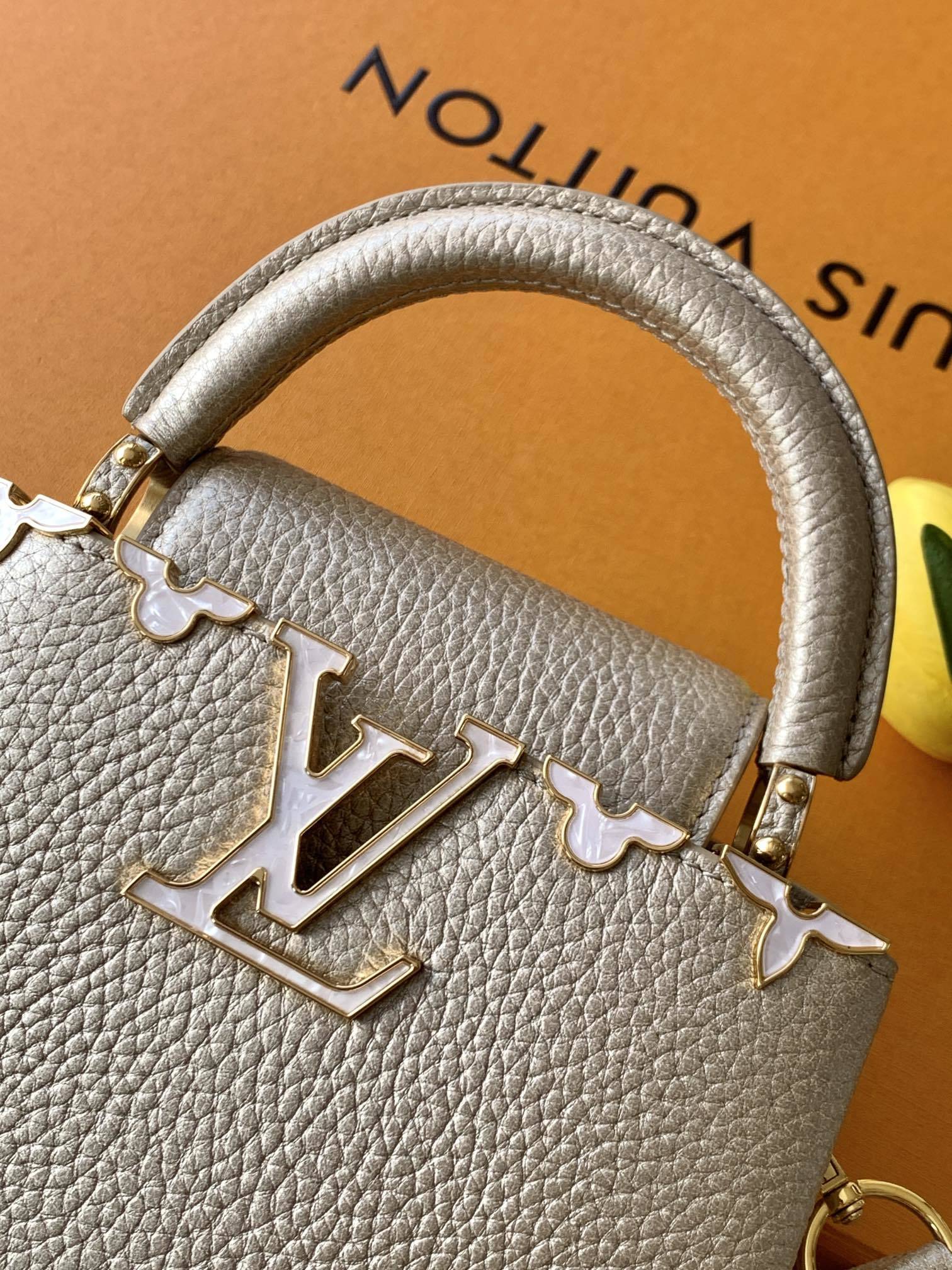 特级全钢 M11341金属卡其金本款Capucines迷你手袋出自Flower Crown系列,为考究构