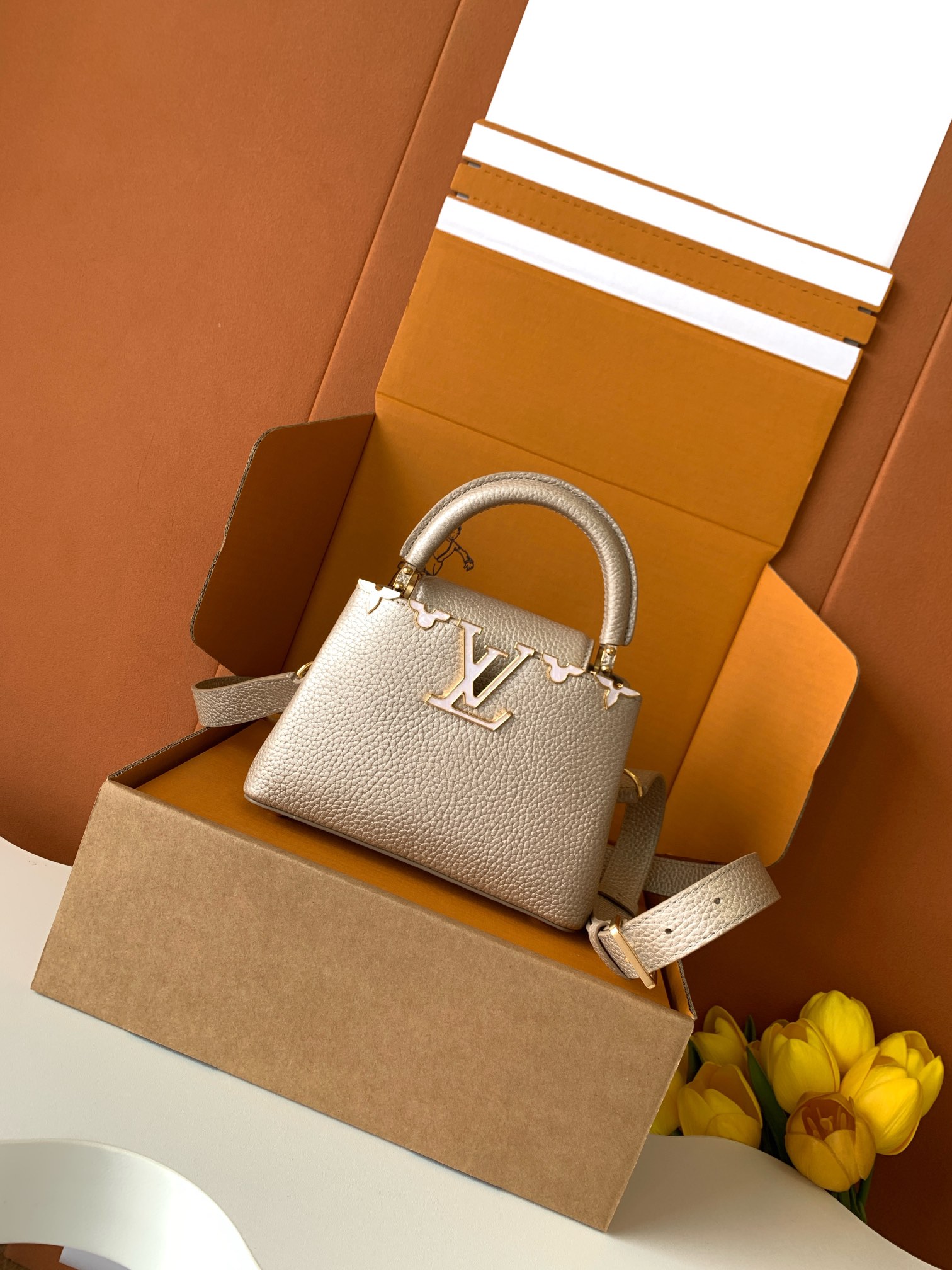 特级全钢 M11341金属卡其金本款Capucines迷你手袋出自Flower Crown系列，为考究构