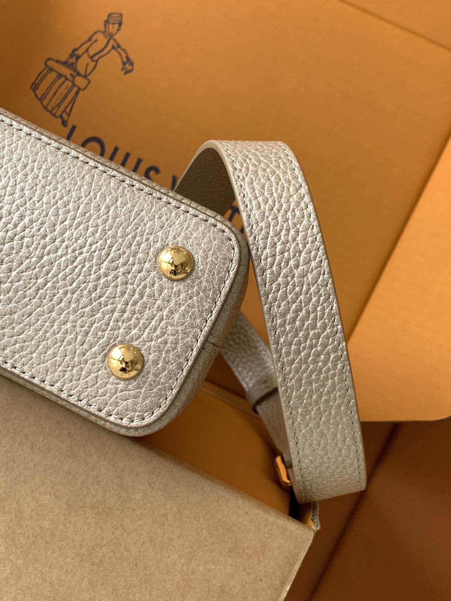 特级全钢 M11341金属卡其金本款Capucines迷你手袋出自Flower Crown系列,为考究构