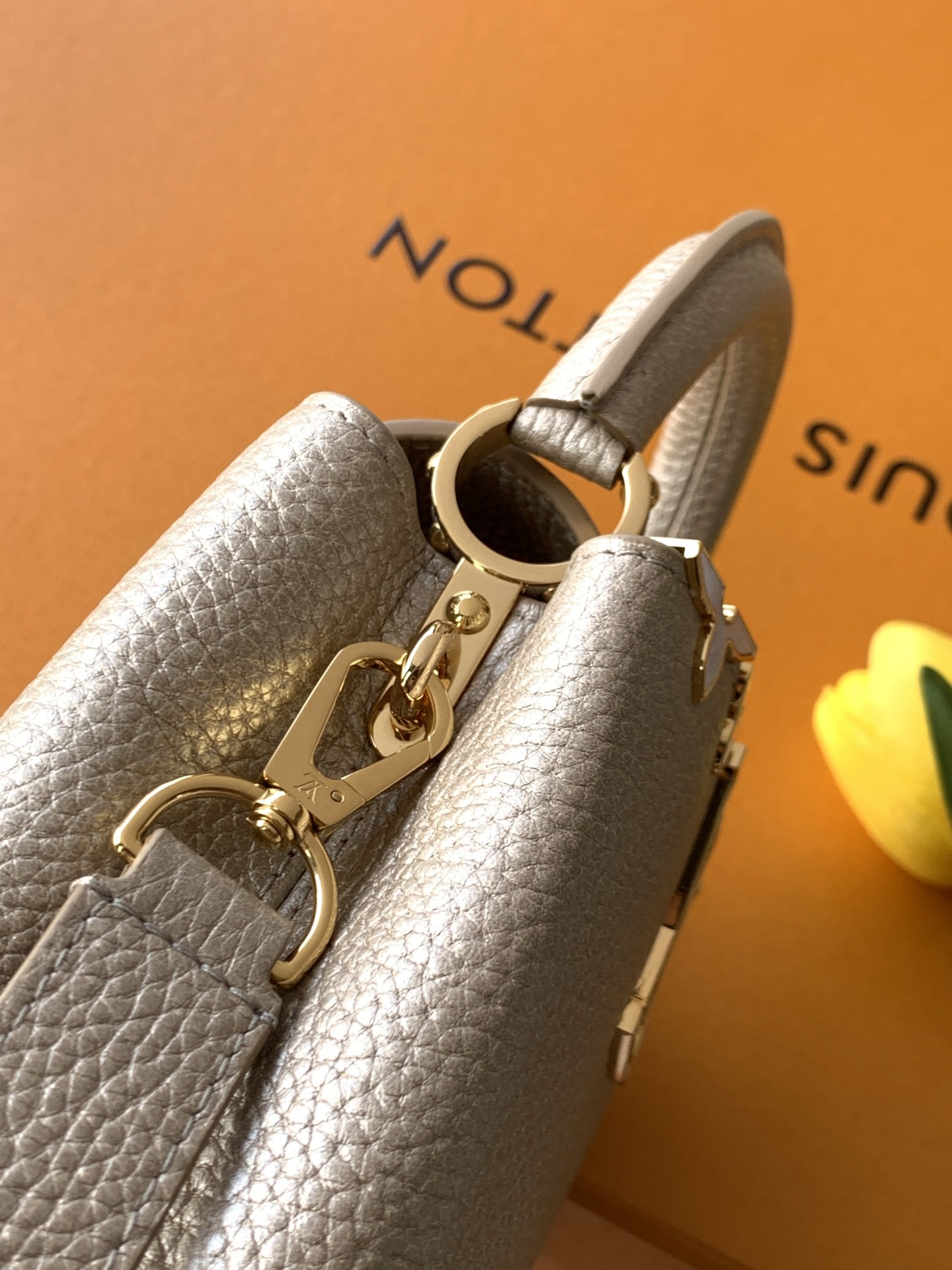 特级全钢 M11341金属卡其金本款Capucines迷你手袋出自Flower Crown系列,为考究构