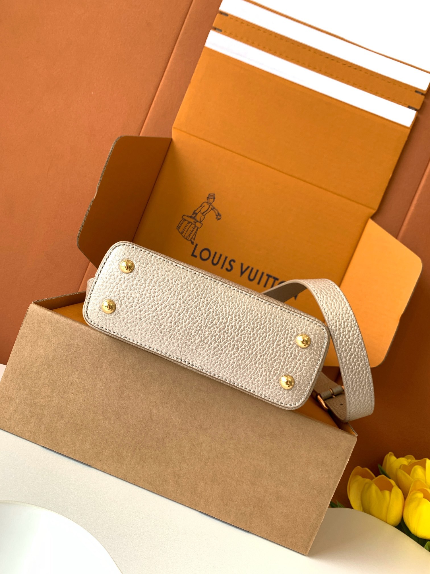 特级全钢 M11341金属卡其金本款Capucines迷你手袋出自Flower Crown系列,为考究构