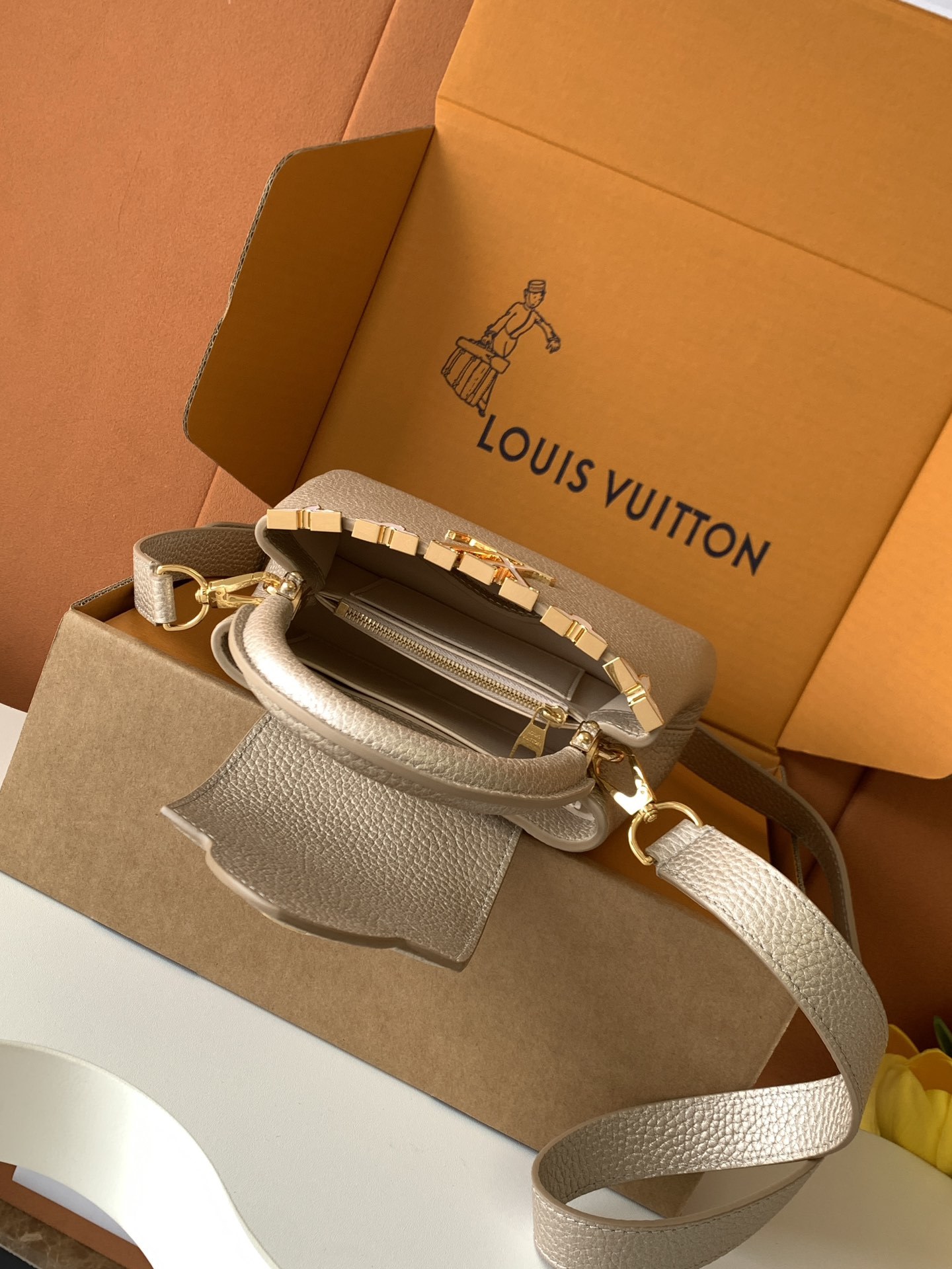 特级全钢 M11341金属卡其金本款Capucines迷你手袋出自Flower Crown系列,为考究构