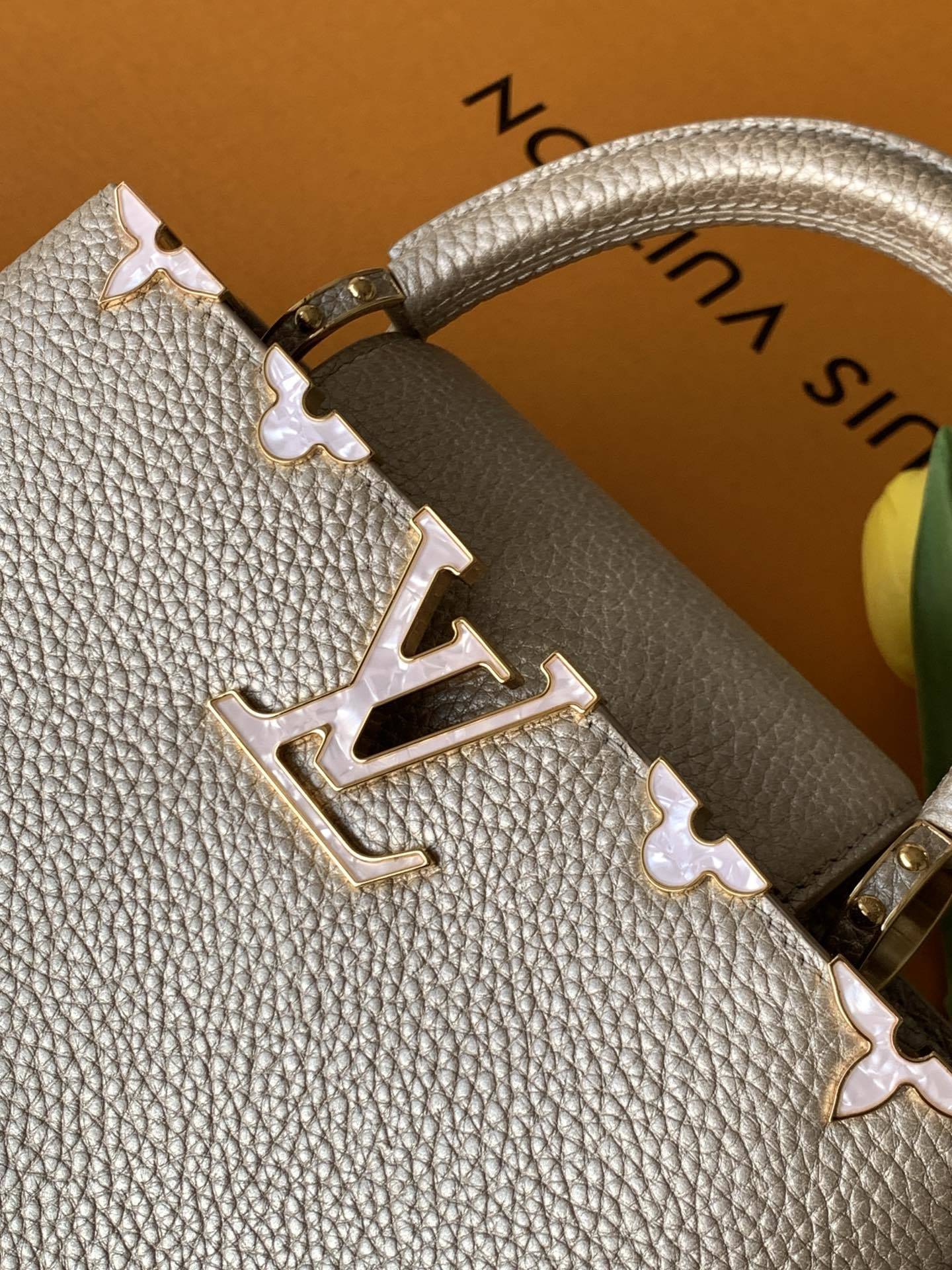 特级全钢 M25404 金属卡其金扣本款Capucines BB手袋取材经典Taurillon 牛皮革,