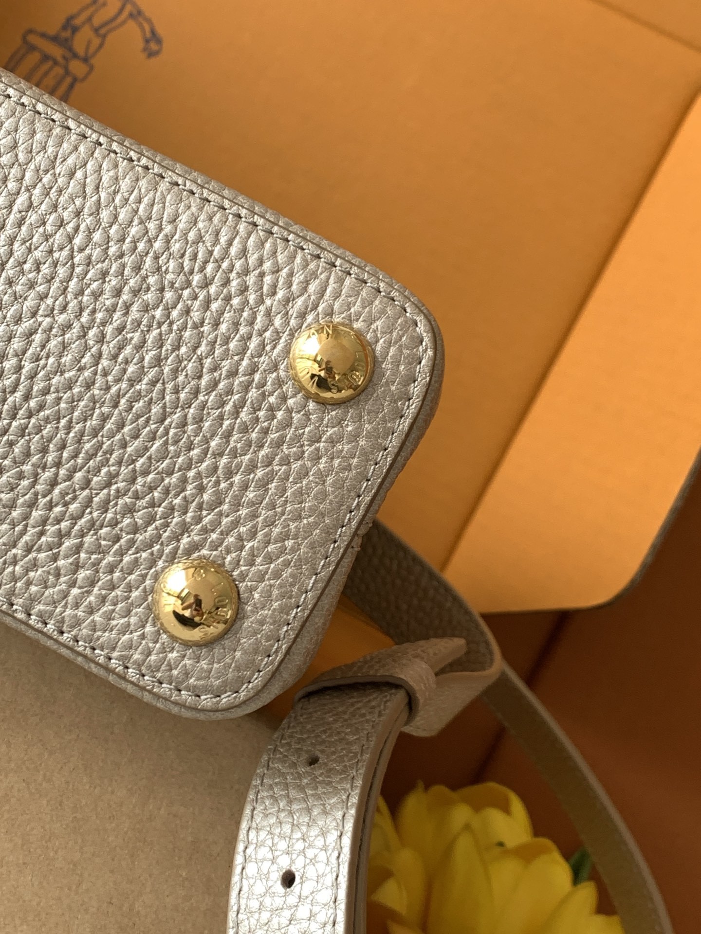 特级全钢 M25404 金属卡其金扣本款Capucines BB手袋取材经典Taurillon 牛皮革,