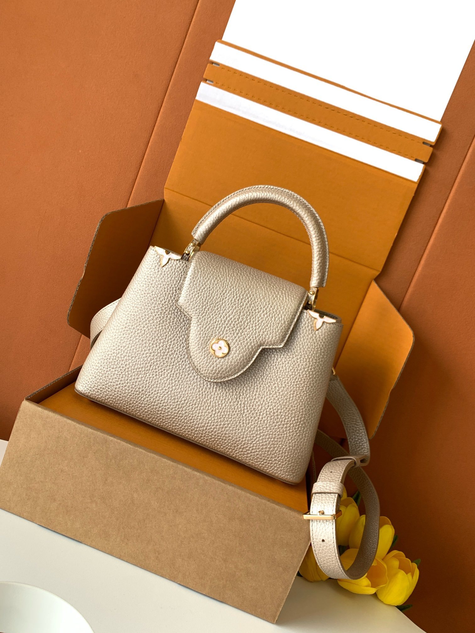 特级全钢 M25404 金属卡其金扣本款Capucines BB手袋取材经典Taurillon 牛皮革,