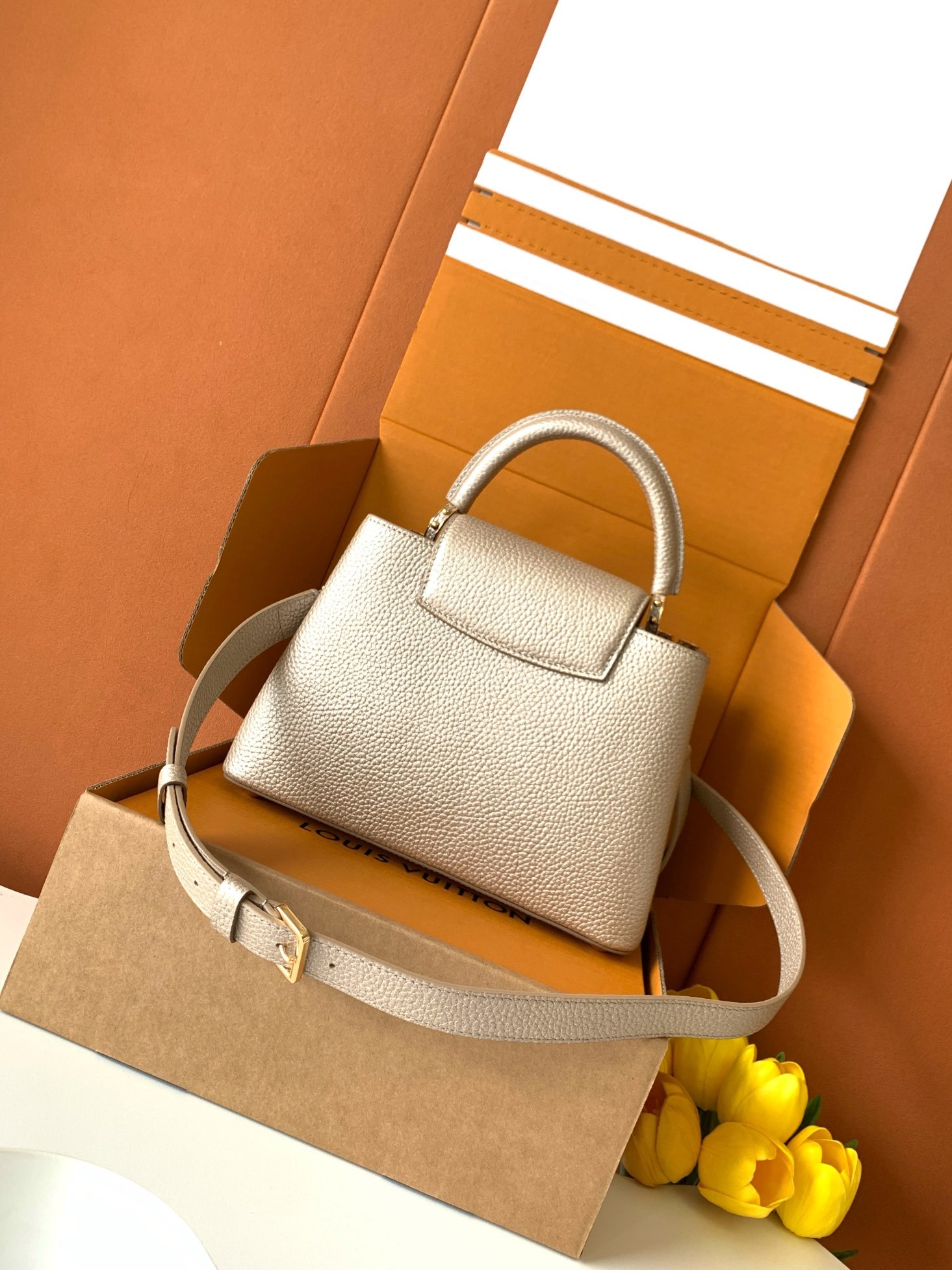 特级全钢 M25404 金属卡其金扣本款Capucines BB手袋取材经典Taurillon 牛皮革,