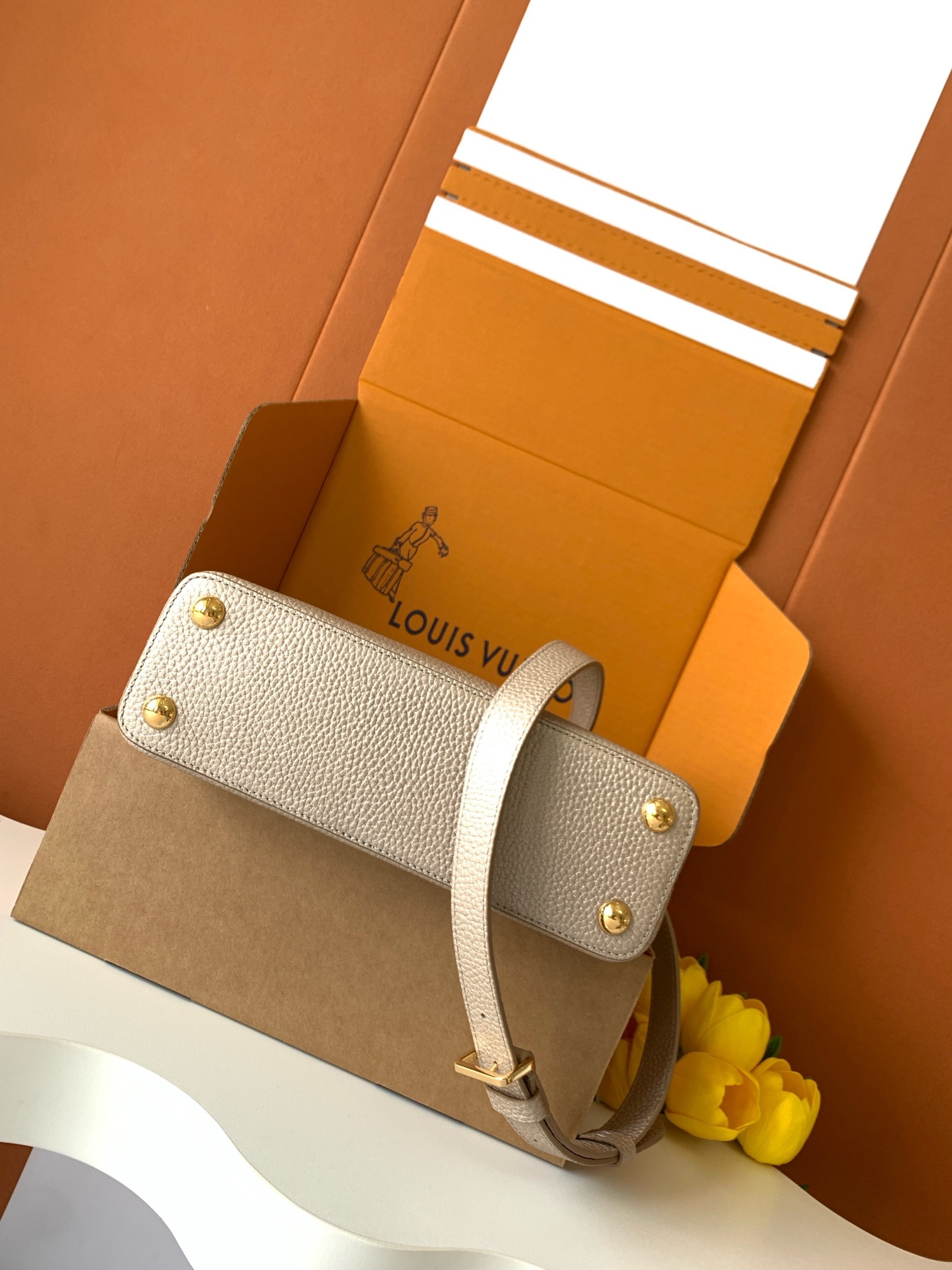 特级全钢 M25404 金属卡其金扣本款Capucines BB手袋取材经典Taurillon 牛皮革,