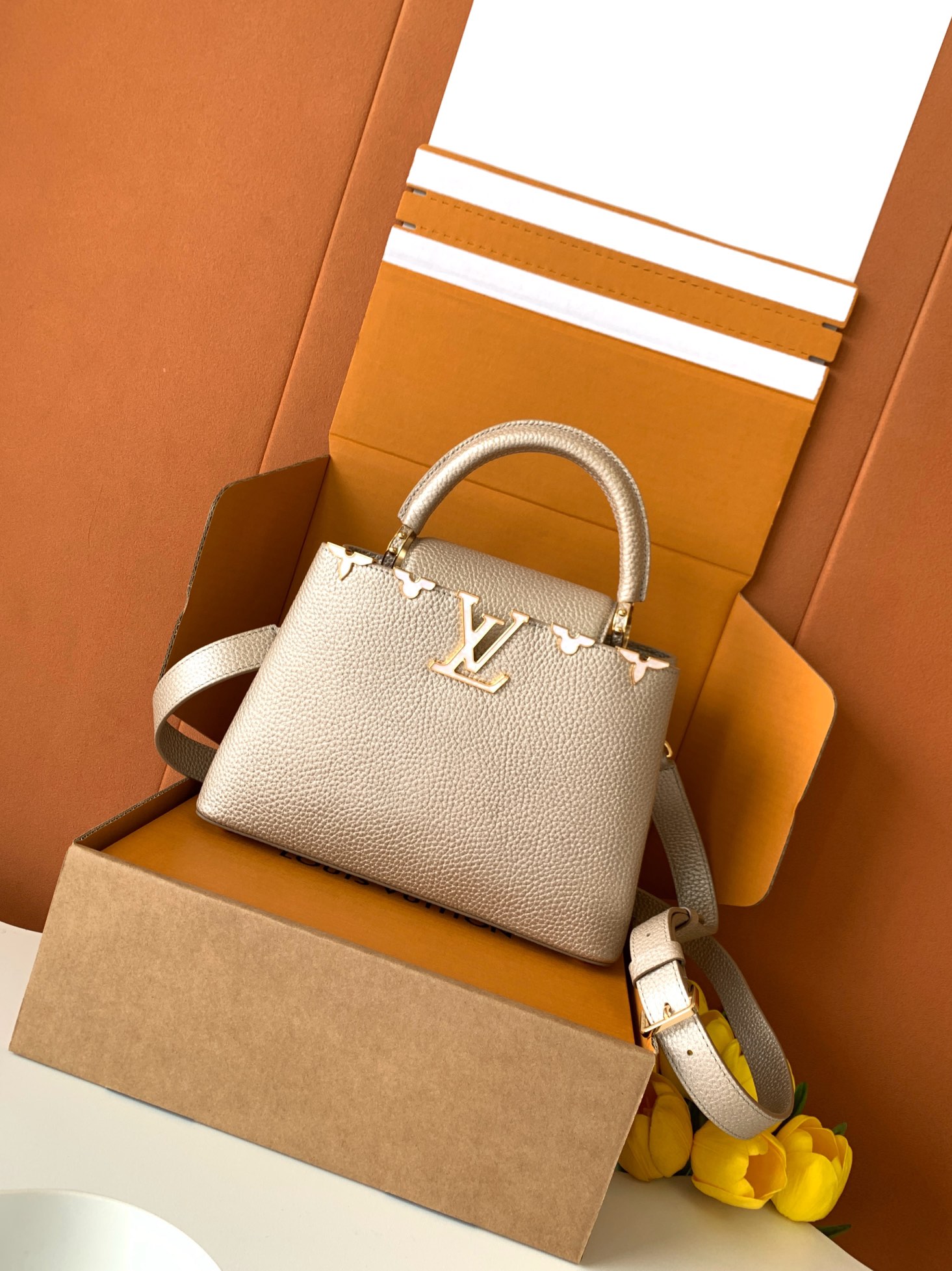 特级全钢 M25404 金属卡其金扣本款Capucines BB手袋取材经典Taurillon 牛皮革，