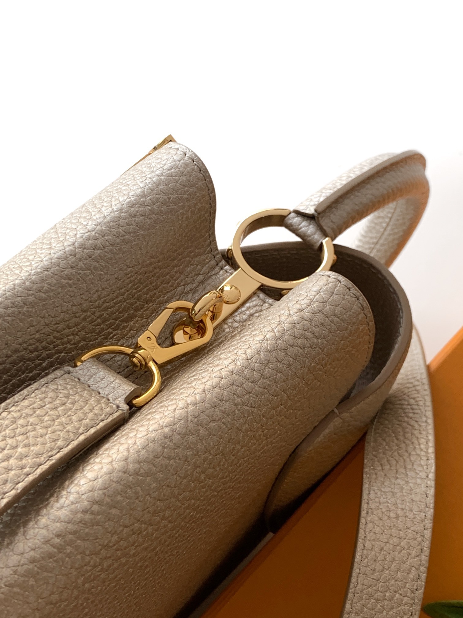 特级全钢 M25404 金属卡其金扣本款Capucines BB手袋取材经典Taurillon 牛皮革,