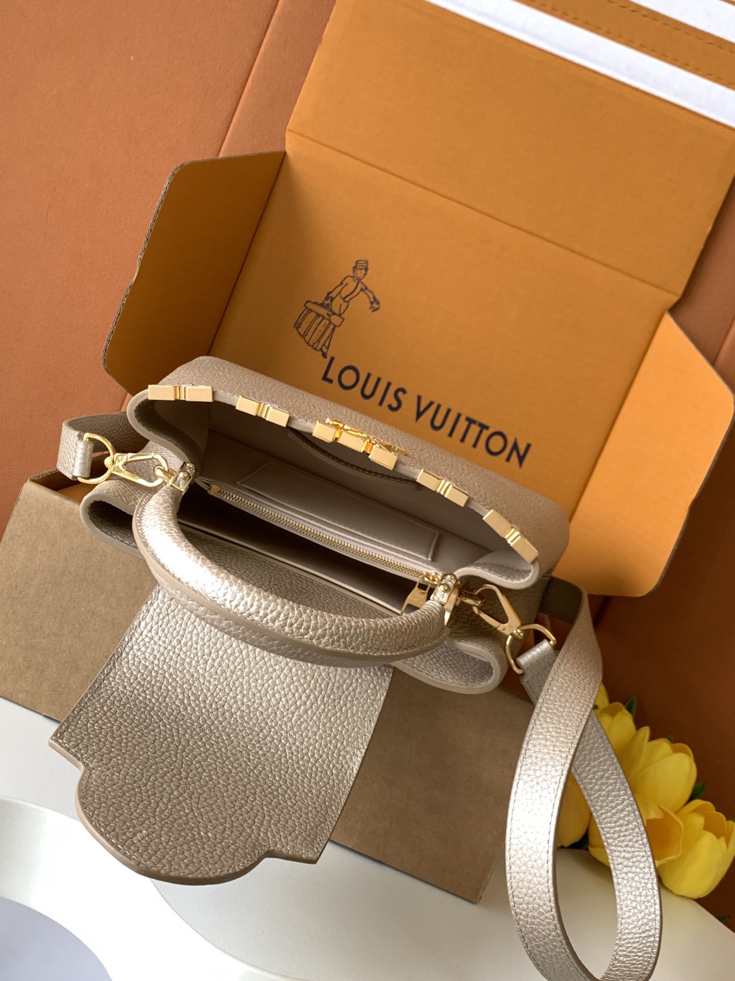 特级全钢 M25404 金属卡其金扣本款Capucines BB手袋取材经典Taurillon 牛皮革,