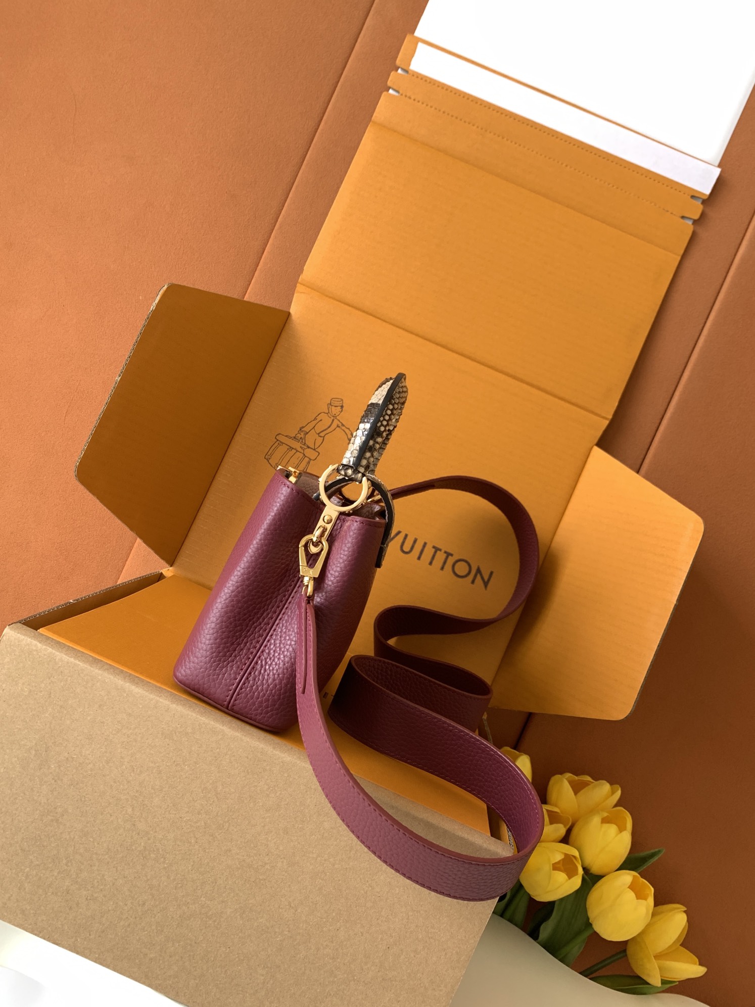 【全钢五金 进口牛皮 N82067葡萄紫配巴黎粉蟒蛇金扣】此款包身为粒面 Taurillon 进口皮革，