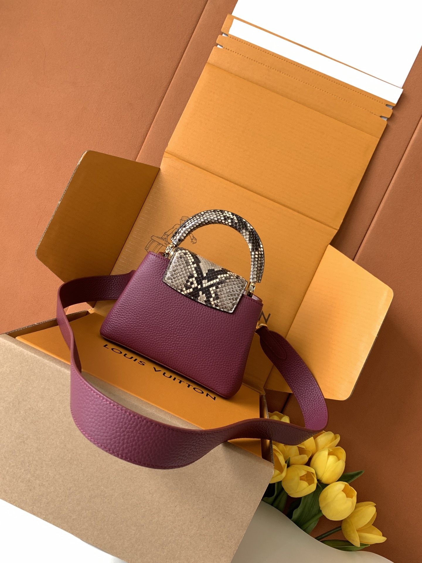 【全钢五金 进口牛皮 N82067葡萄紫配巴黎粉蟒蛇金扣】此款包身为粒面 Taurillon 进口皮革，