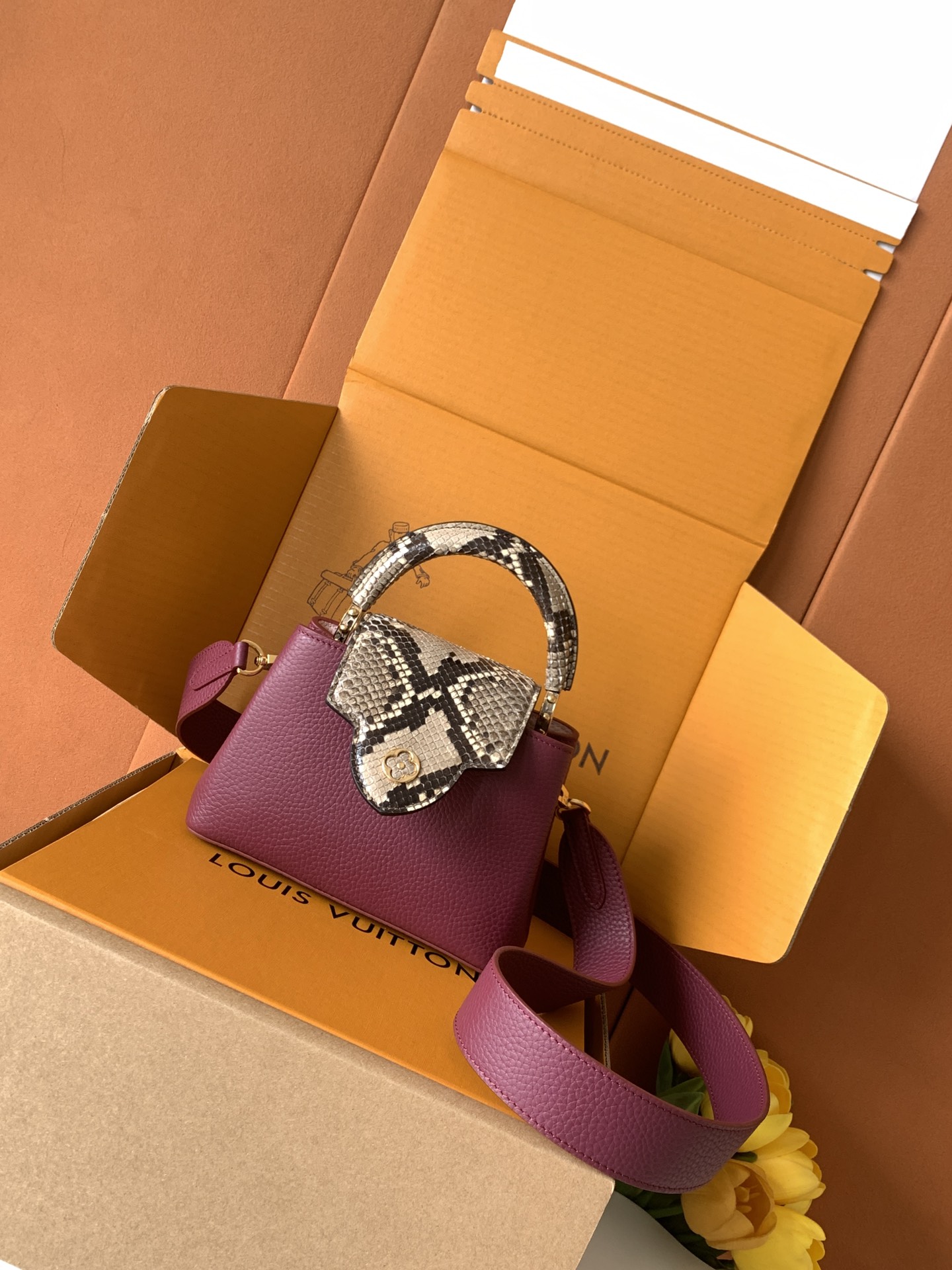 【全钢五金 进口牛皮 N82067葡萄紫配巴黎粉蟒蛇金扣】此款包身为粒面 Taurillon 进口皮革，