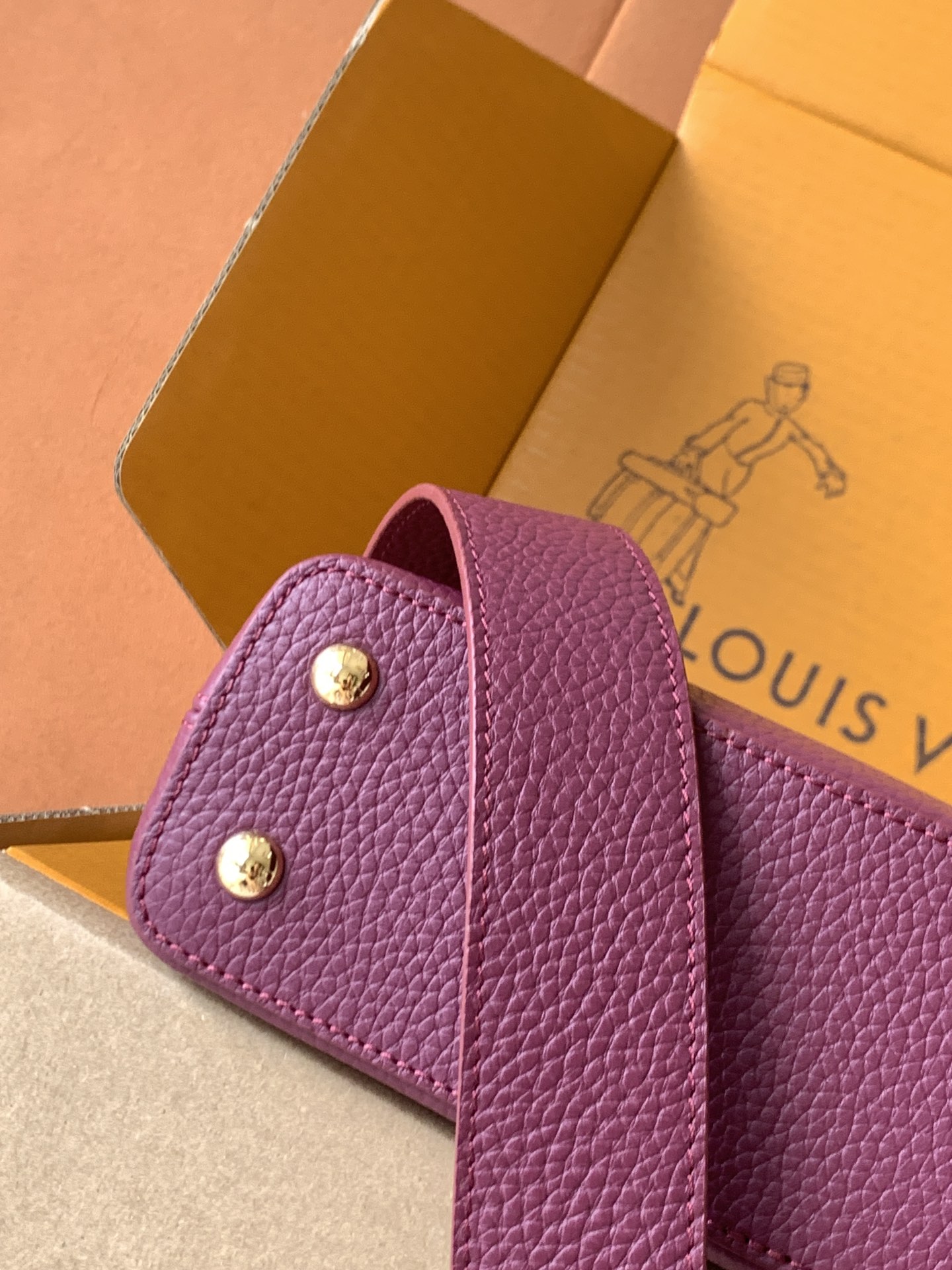 【全钢五金 进口牛皮 N82067葡萄紫配巴黎粉蟒蛇金扣】此款包身为粒面 Taurillon 进口皮革，