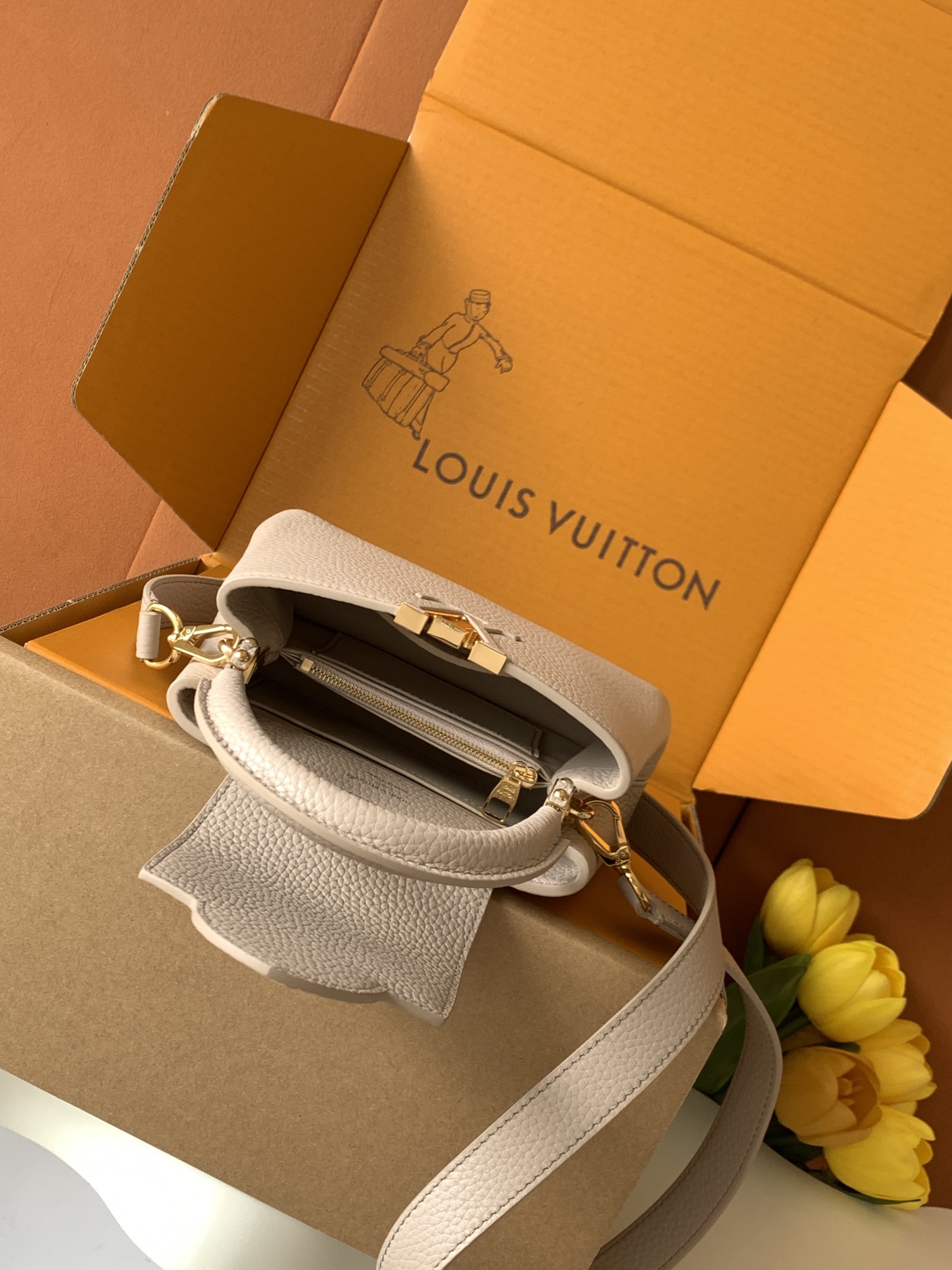 【特级MB新版芯片原厂皮】Capucines 迷你 灰紫金型号：M24729材料：A级全钢五金，进口牛皮