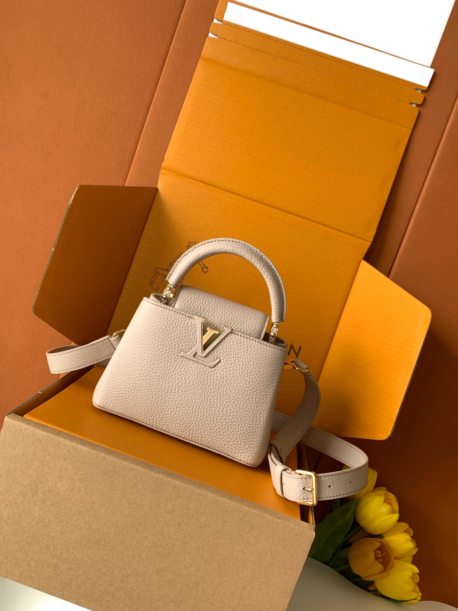 【特级MB新版芯片原厂皮】Capucines 迷你 灰紫金型号：M24729材料：A级全钢五金，进口牛皮