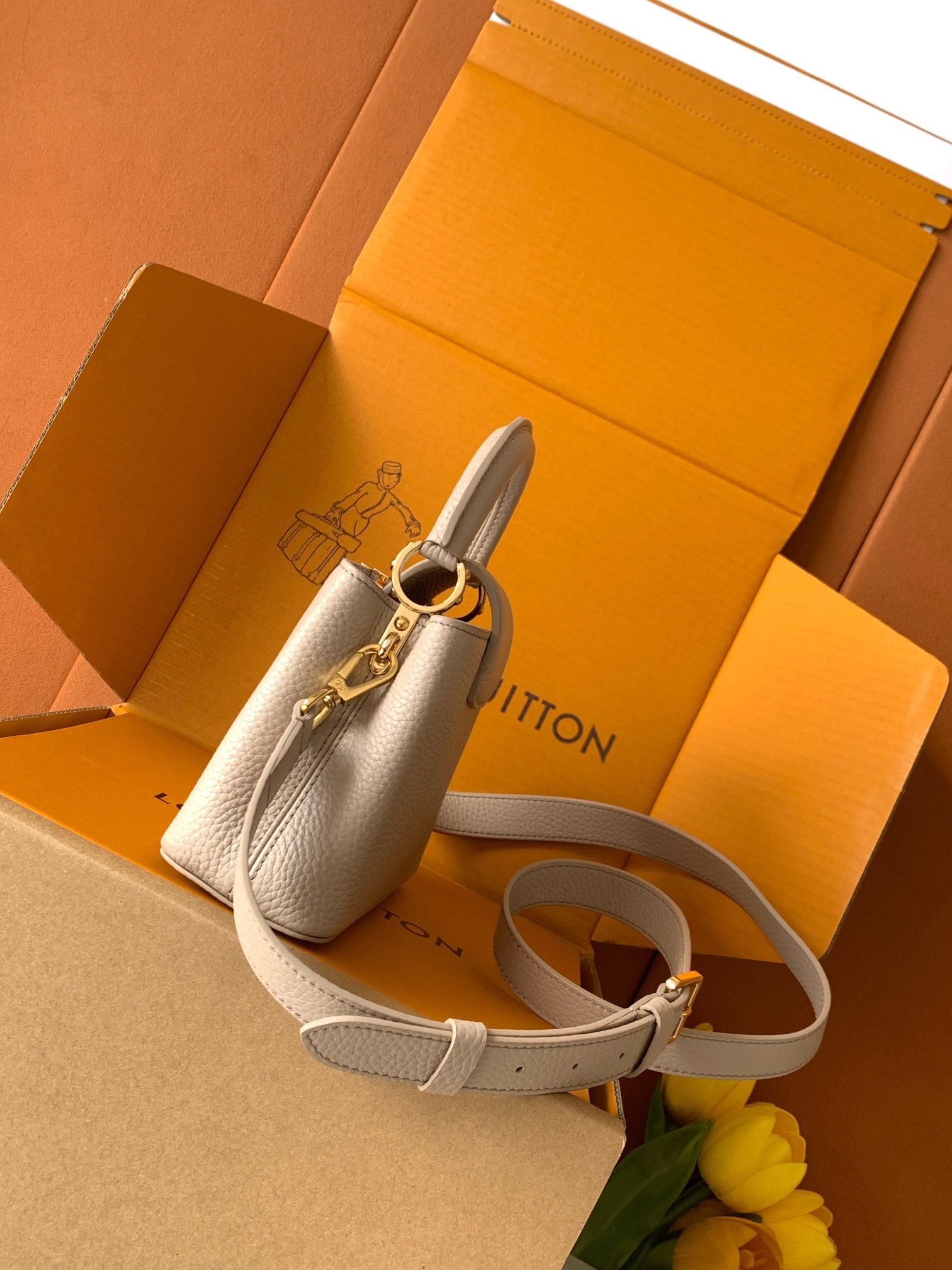 【特级MB新版芯片原厂皮】Capucines 迷你 灰紫金型号：M24729材料：A级全钢五金，进口牛皮