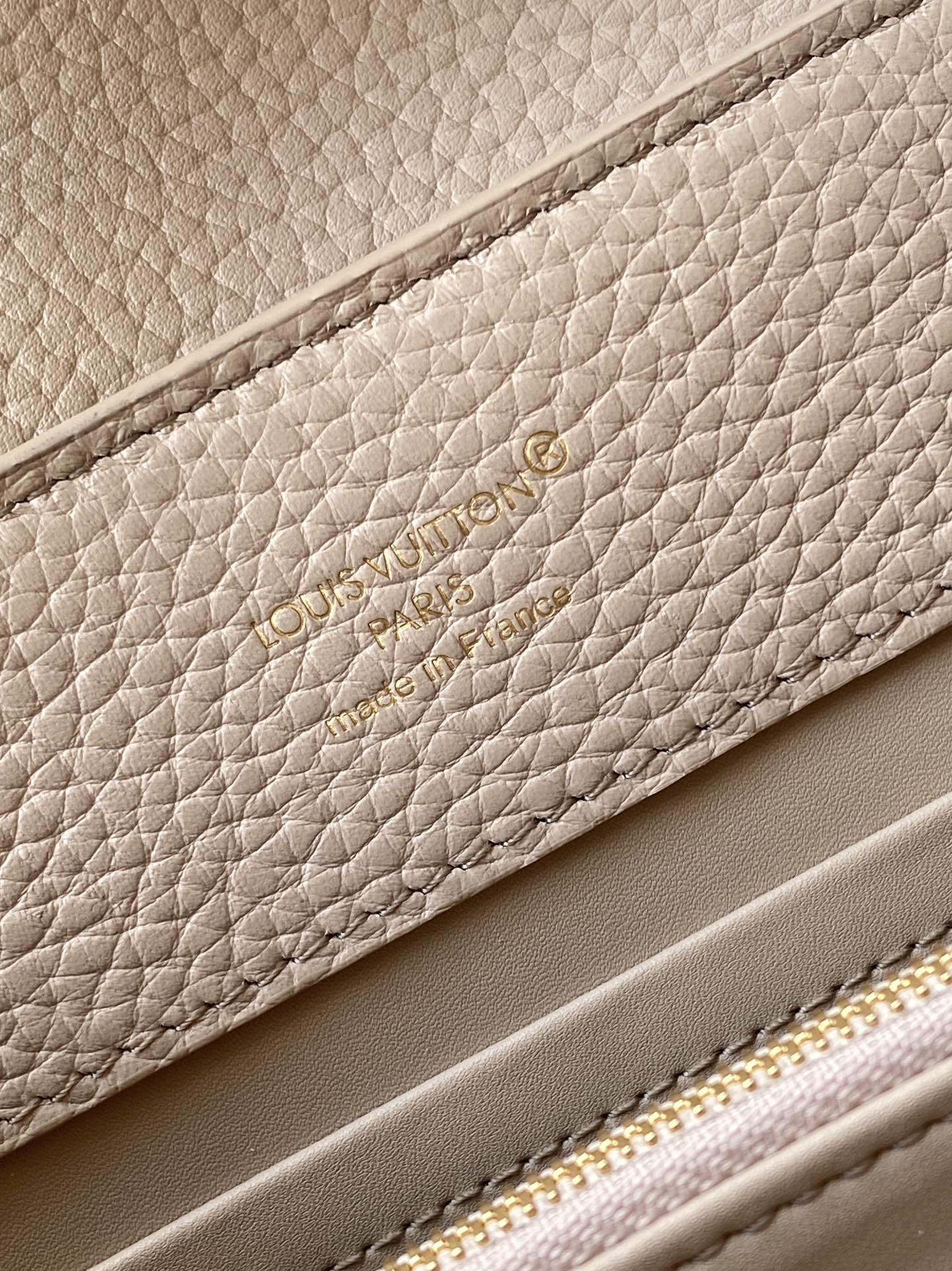 【特级MB新版芯片原厂皮】Capucines 迷你 灰紫金型号：M24728材料：A级全钢五金，进口牛皮