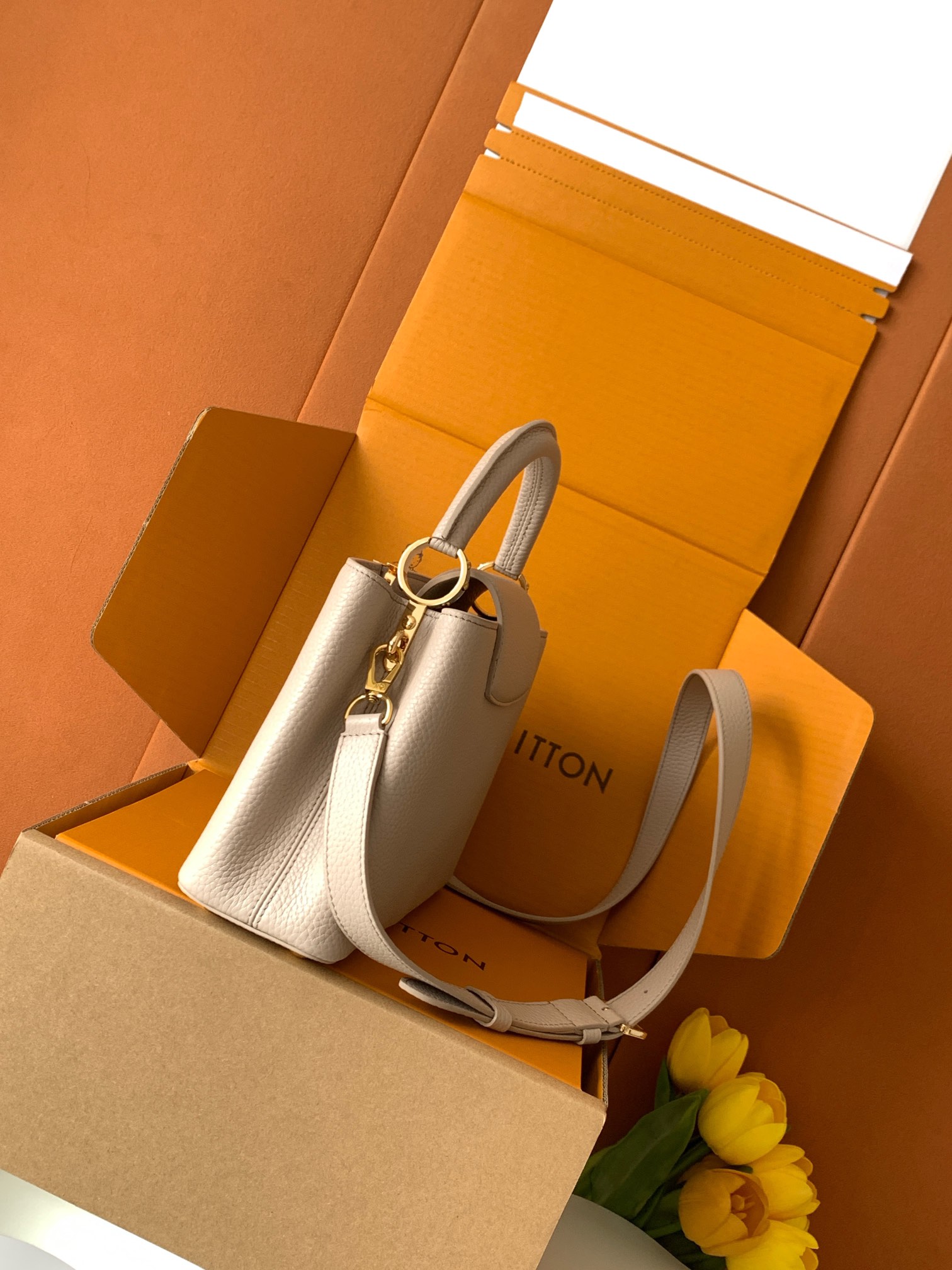 【特级MB新版芯片原厂皮】Capucines 迷你 灰紫金型号：M24728材料：A级全钢五金，进口牛皮