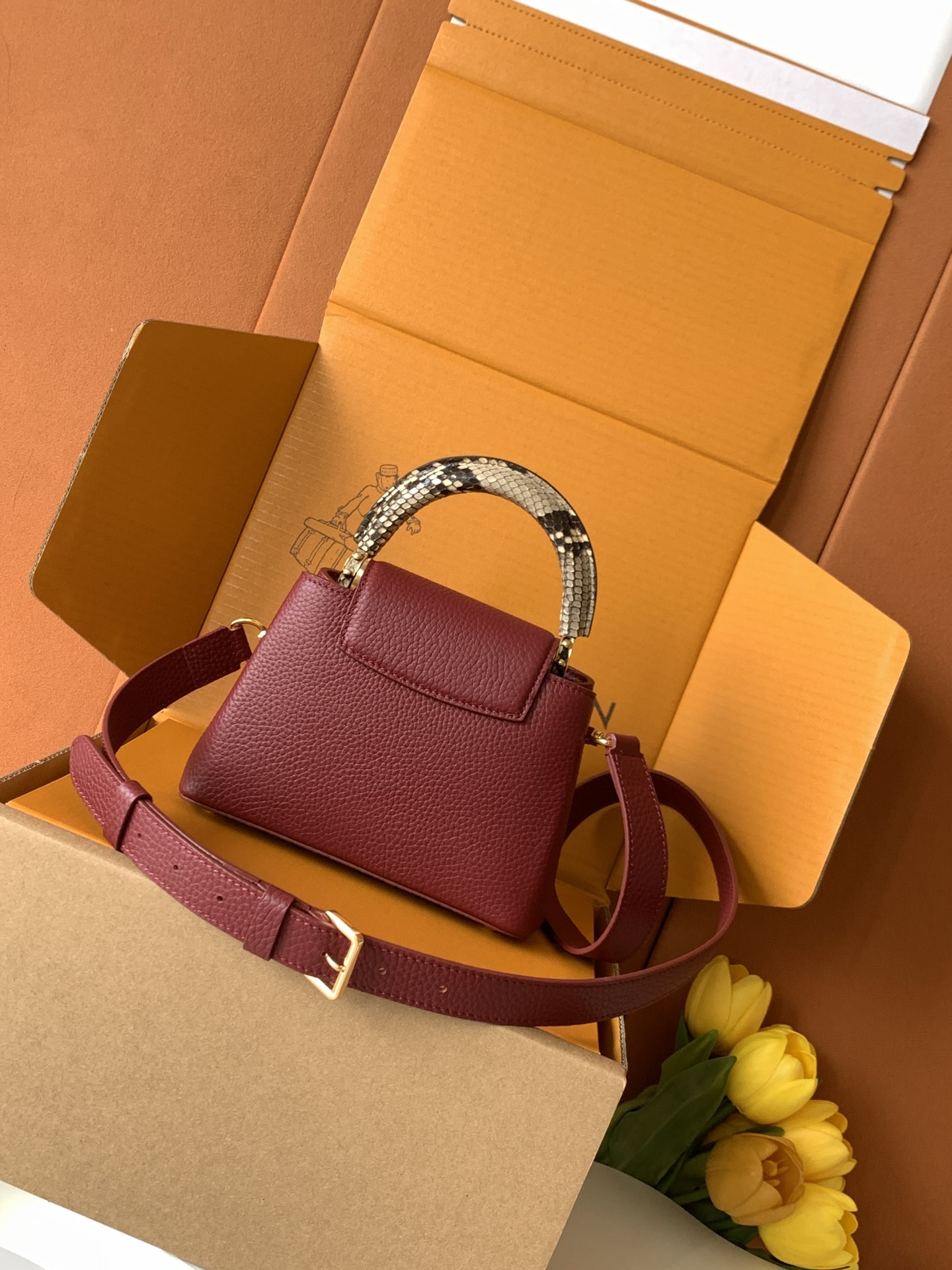 N85515特级全钢 进口牛皮枣红配亮光蟒蛇金动态163 2024 夏季款 Capucines 迷你手袋