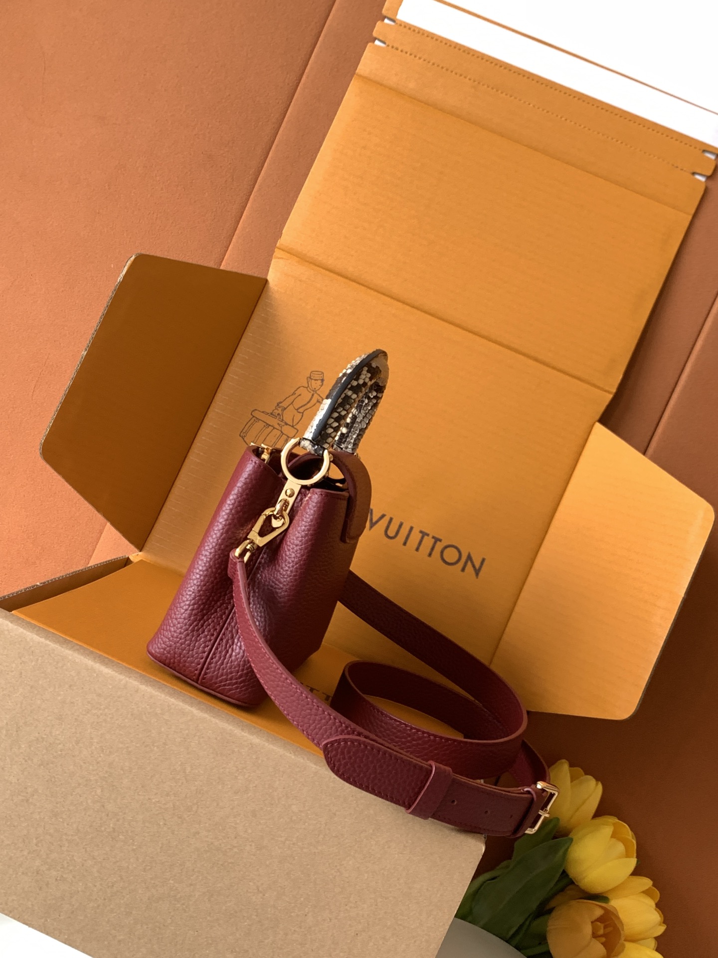 N85515特级全钢 进口牛皮枣红配亮光蟒蛇金动态163 2024 夏季款 Capucines 迷你手袋