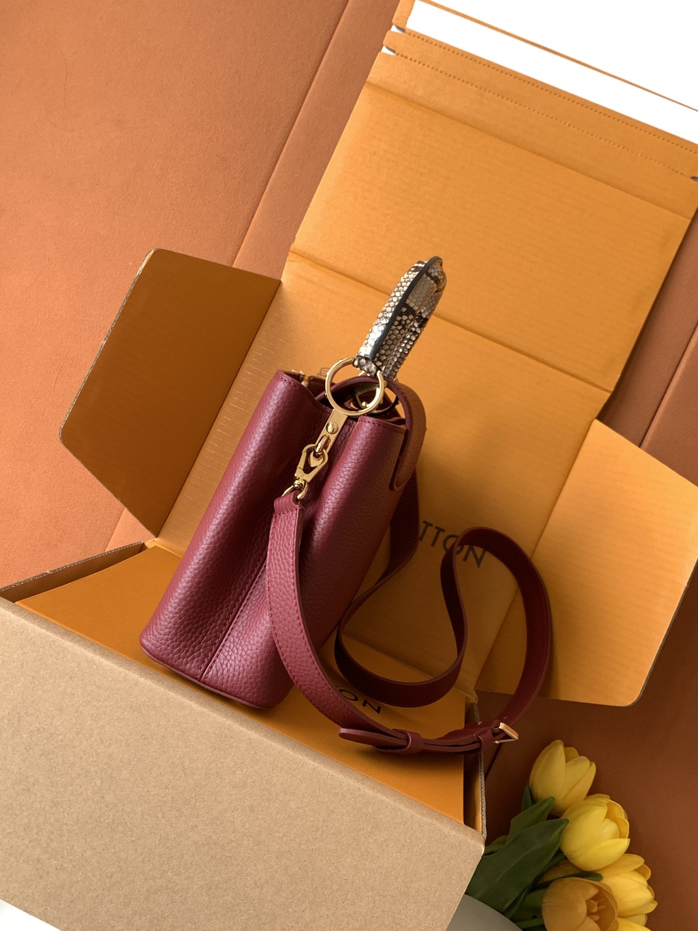 N85514 进口牛皮枣红配亮光蟒蛇金 进口牛皮 动态163 2024 夏季款 Capucines 迷你