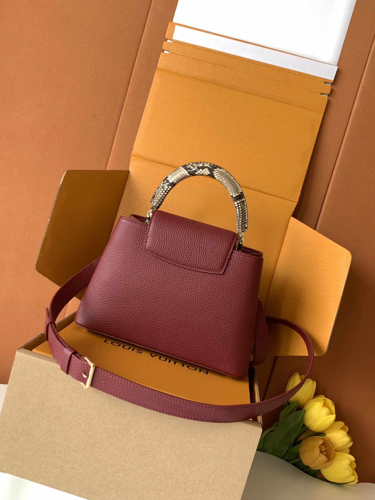 N85514 进口牛皮枣红配亮光蟒蛇金 进口牛皮 动态163 2024 夏季款 Capucines 迷你